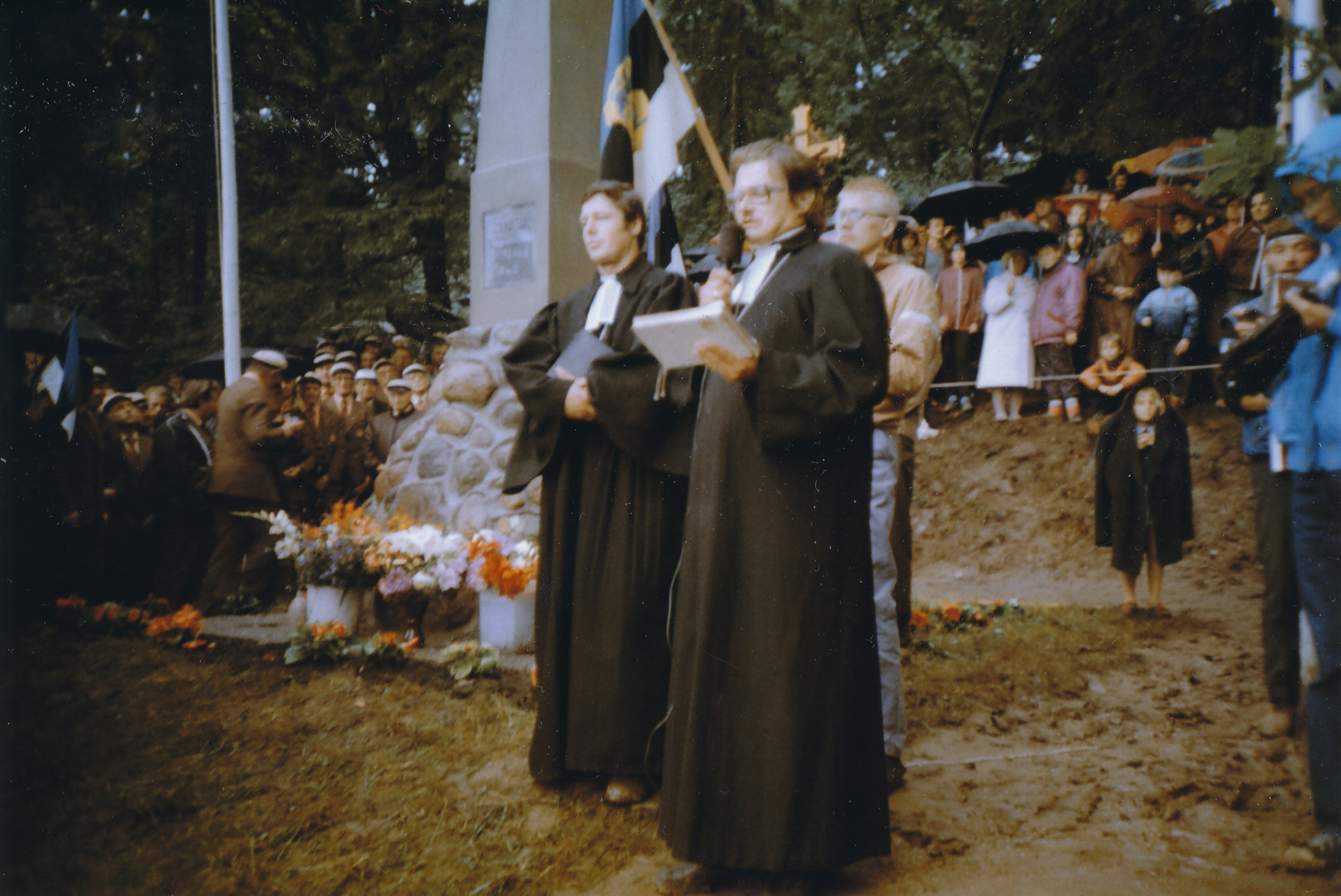 Foto ja diapositiiv. Vabadussõja mälestussamba taasavamine Haanjas 7.augustil 1988.Õnnistavad Andres Mäevere ja Villu Jürjo.