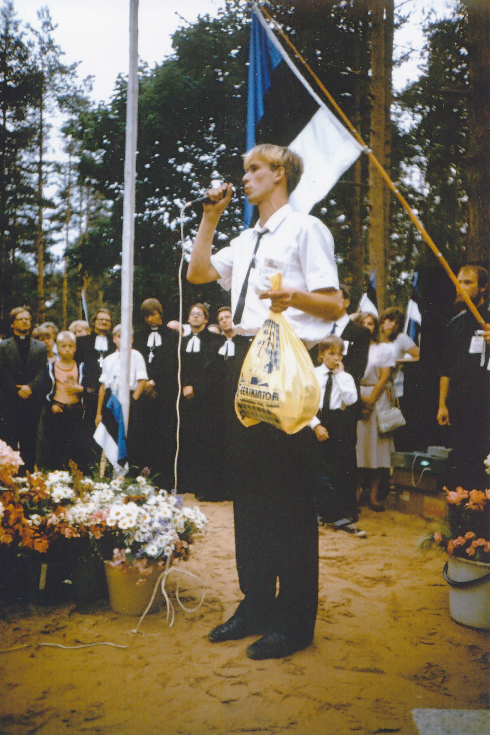 Foto ja diapositiiv. Vabadussõja mälestusmärgi taasavamine Võru surnuaial 23.juunil 1988.Kõneleb Ain Saar.