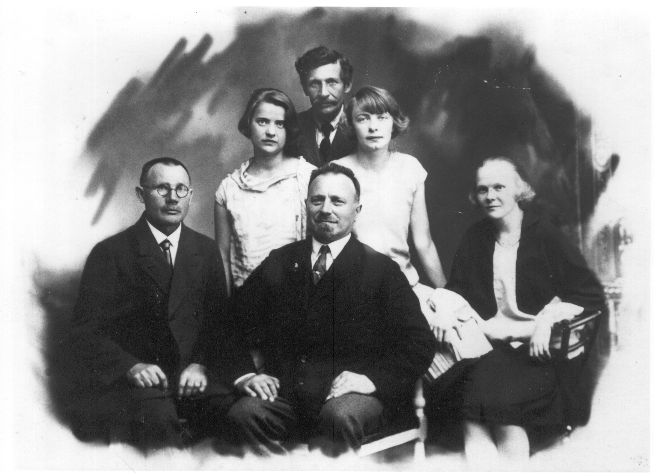 Foto. Preester Martin Raid (Preimann) (1884- 1949) kaasõpetajate ja nende peredega Märjamaal. Kaika preester 1933-1935.aastal