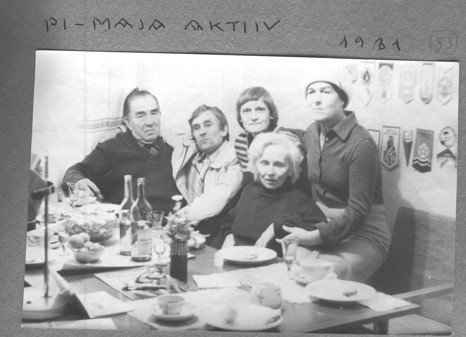 Fotoalbum. Ivask, Alberti  75. sünnipäev septembris 1981.a Pioneeride majas,juubilar kolleegide keskel .