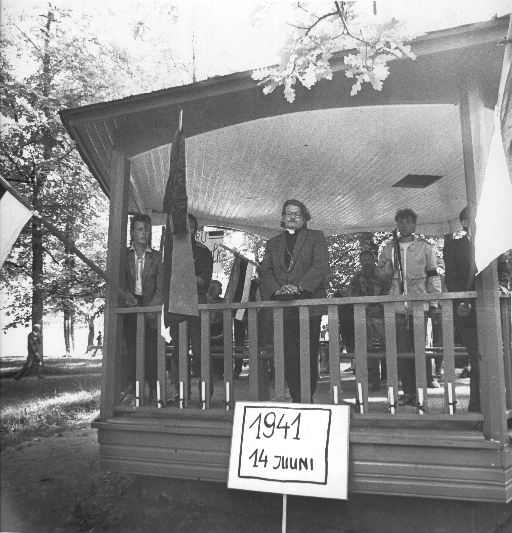 Foto 14.juunil 1988.a. küüditamise aastapäeva tähistamine Kreutzwaldi pargi kõlakojas, kõneleb Villu Jürjo.