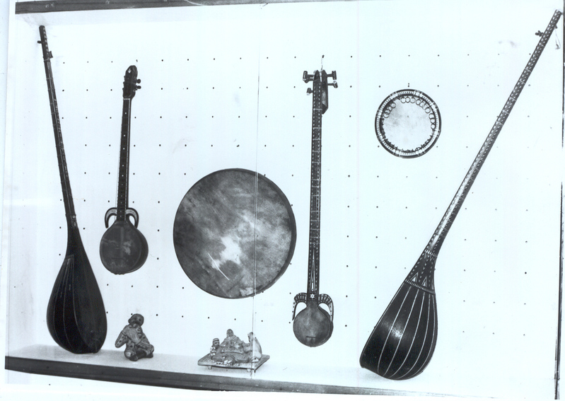 Foto.Muusikariistad  näituselt Usbekistani rahvakunst muuseumi õuemajas 1981.a. märtsis
