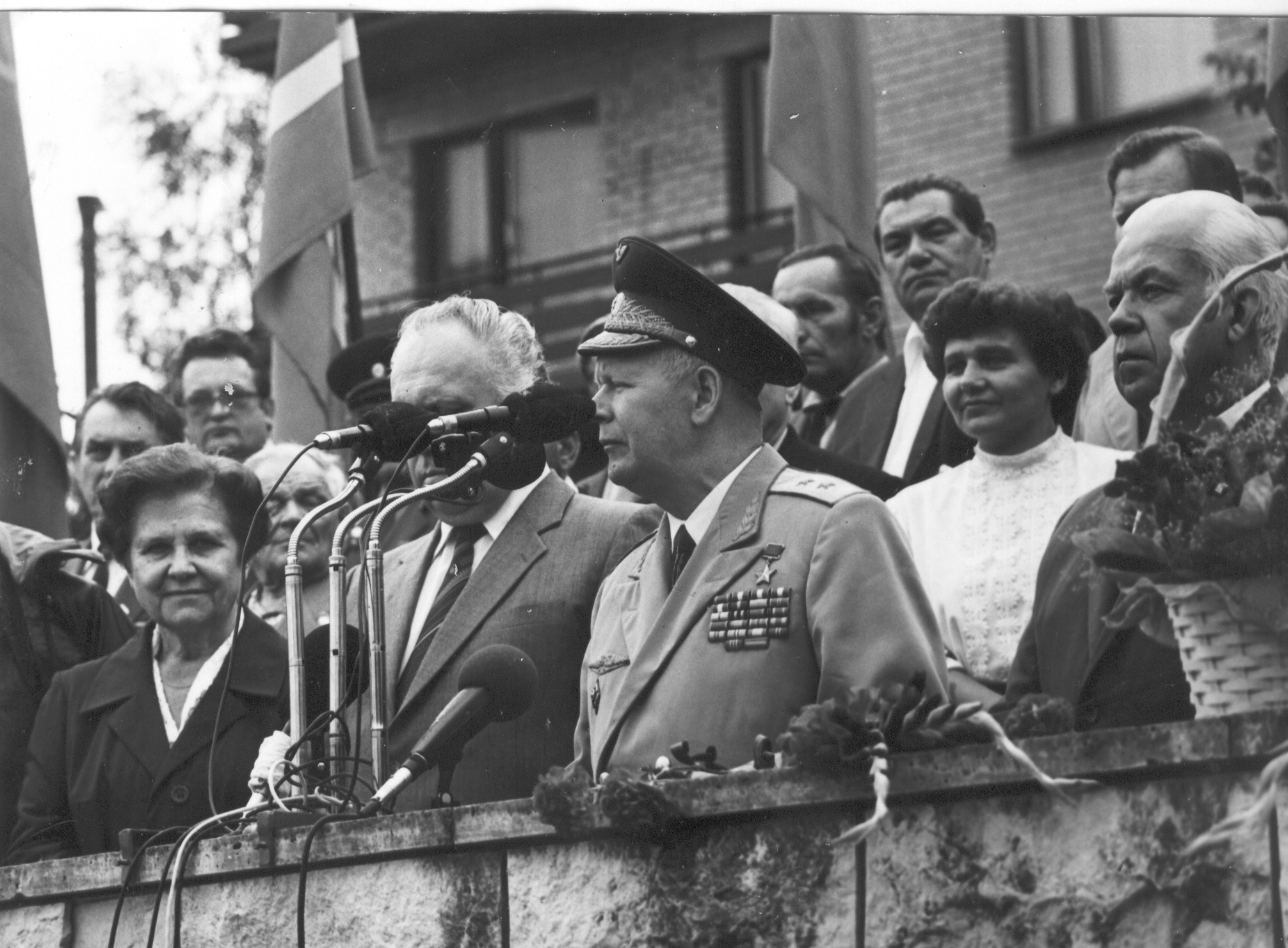 Foto. Võru rajooni vabastamisel osalenud sõjaväelendur,Nõukogude Liidu kangelane kindralleitnant  Sidorenkov kõnelemas Punaste Küttide väljakul 11.augustil 1984.a.