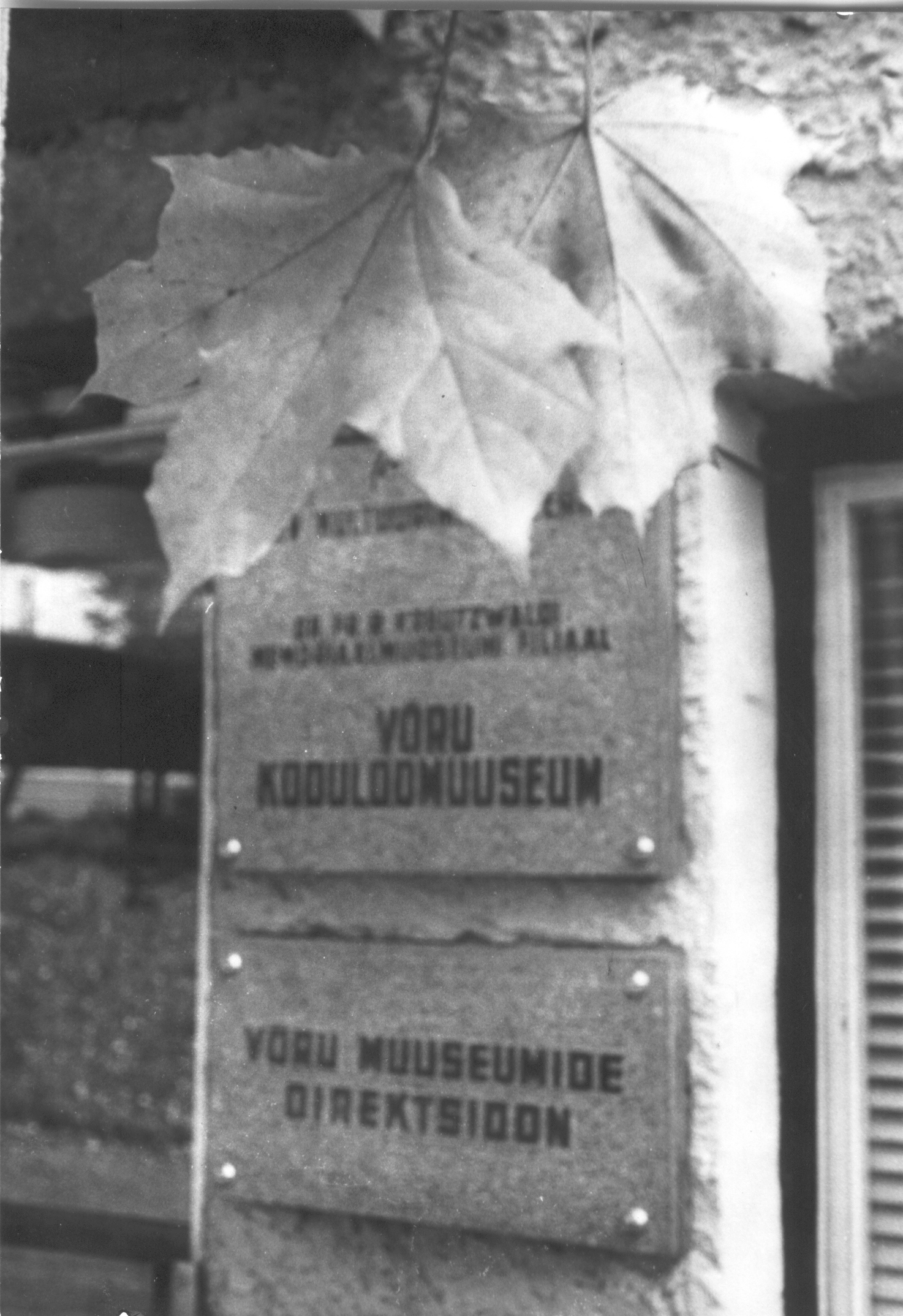 Foto. Võru Koduloomuuseumi nimesildid 1985.a. sügisel.Dr.Fr.R.Kreutzwaldi Memoriaalmuuseumi filiall Võru Koduloomuuseum ja Võru Muuseumide Direktsioon