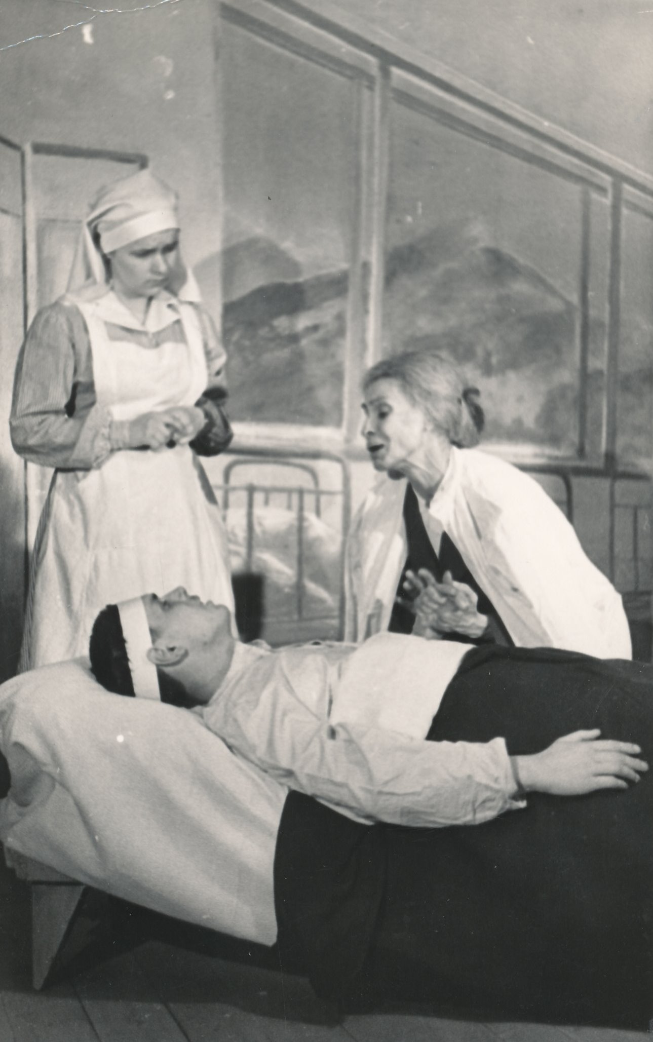 Foto. Stseen E. Ranneti näidendist "Kadunud poeg" Võru Rahvateatris 1961.a. 
Kai Leete ja Aksel Asi.