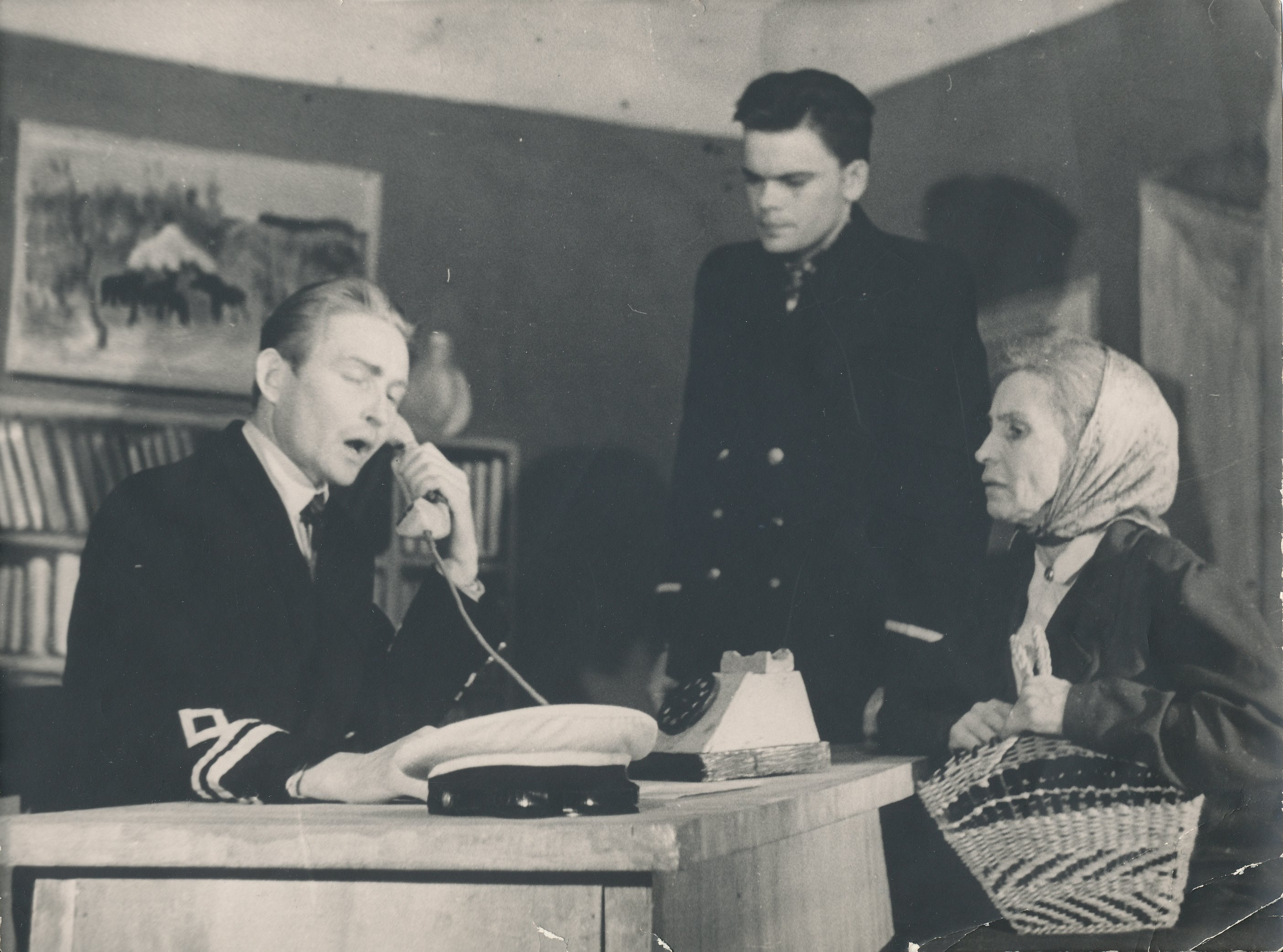 Foto. Stseen A. Afinogenovi näidendist "Oma laste ema" Võru rahvateatri esituses 1963.a. Vasakult Mikita, Ivask ja Kai Leete.