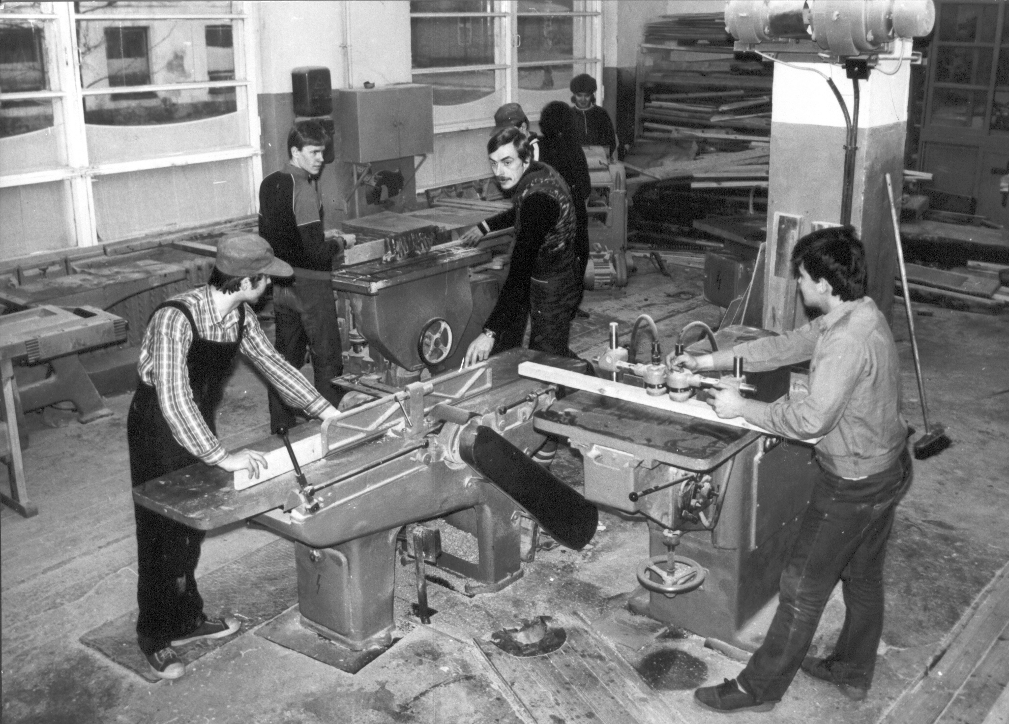 Foto. Võru Tööstustehnikumi õppetöökojas meister Heinsoo juhendamisel 1983.a.