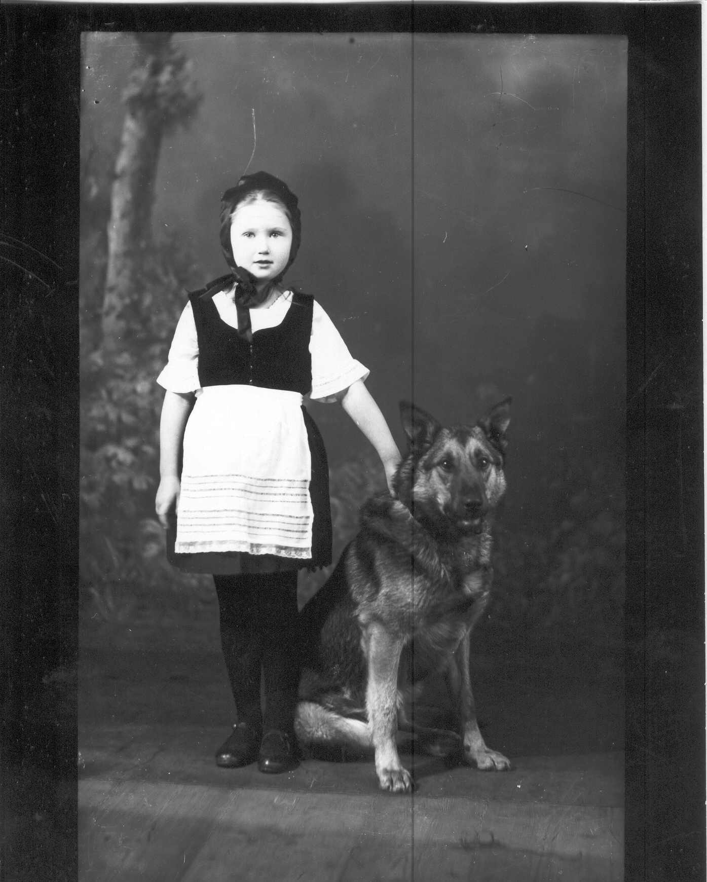 Foto. Beick, Sigrid  koeraga 1930.aastail.