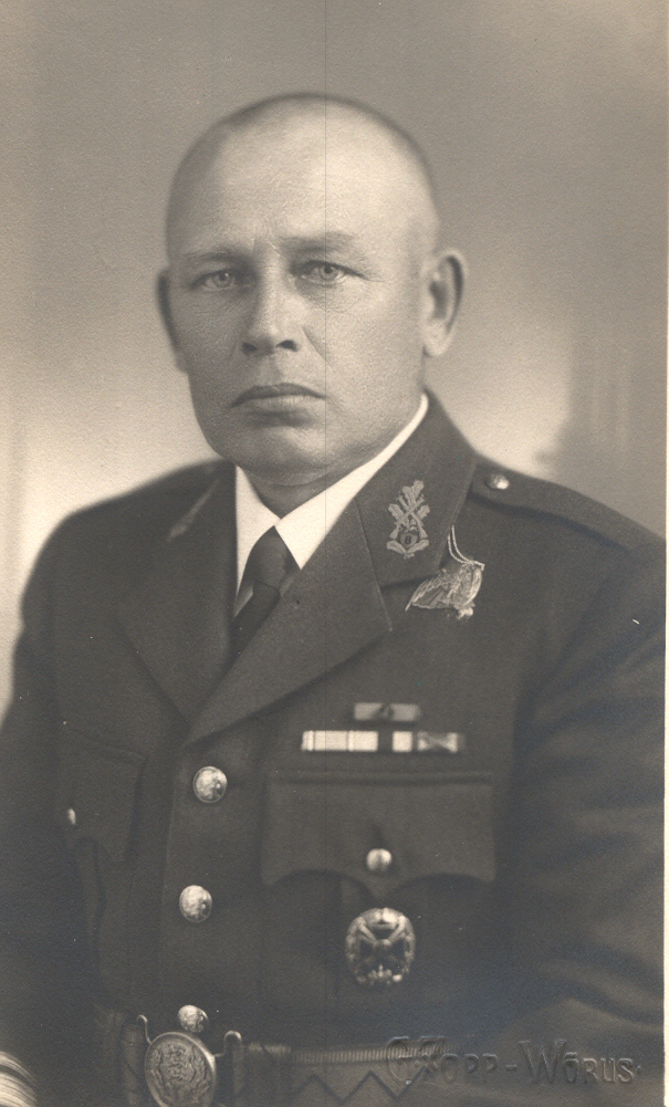Foto. Ingermaa (Ingermann), Hans Hendriku poeg sõjaväelasena 1938.a paraadvormis. Gustav Zopp`i foto
(Hirvlaane Hans.).