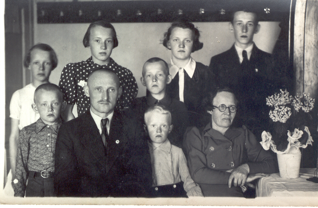Foto. Maatulunduskonsulendi agronoom Aleksander Tammesalu perekond 14.juunil 1940.a. Vastseliinas. Mihkel Timmo foto