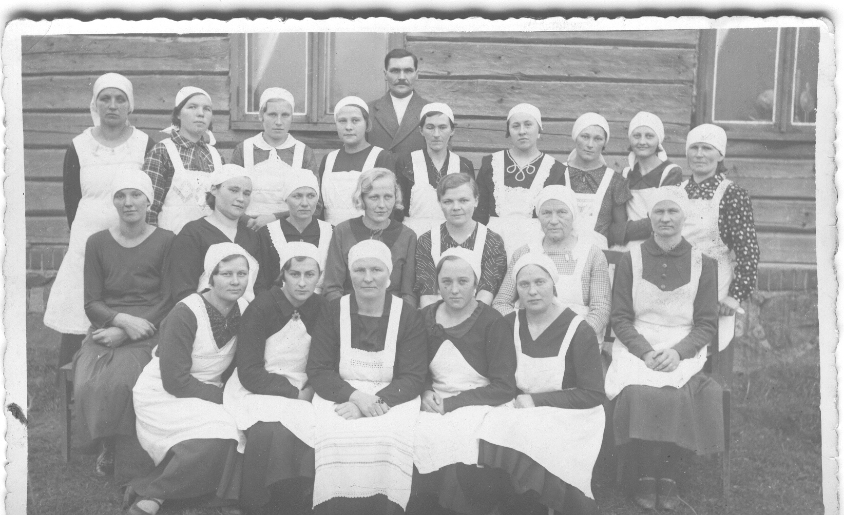 Foto. Perenaiste kursustest osavõtjad 1937.a. paiku. Vastseliinas(?)