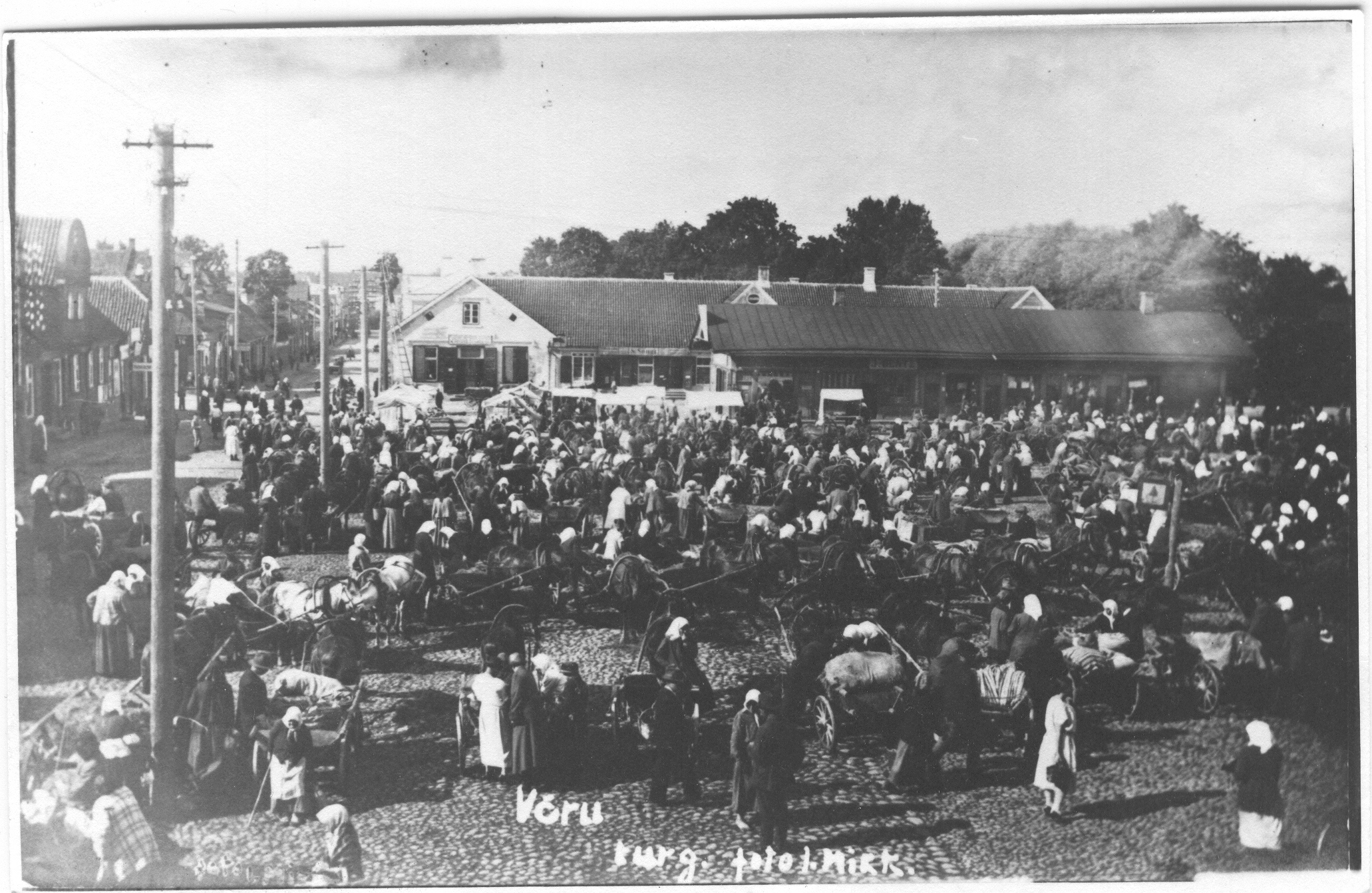 Foto.Võru turg 1930. aastatel , Jüri ja Tartu tänava nurk.