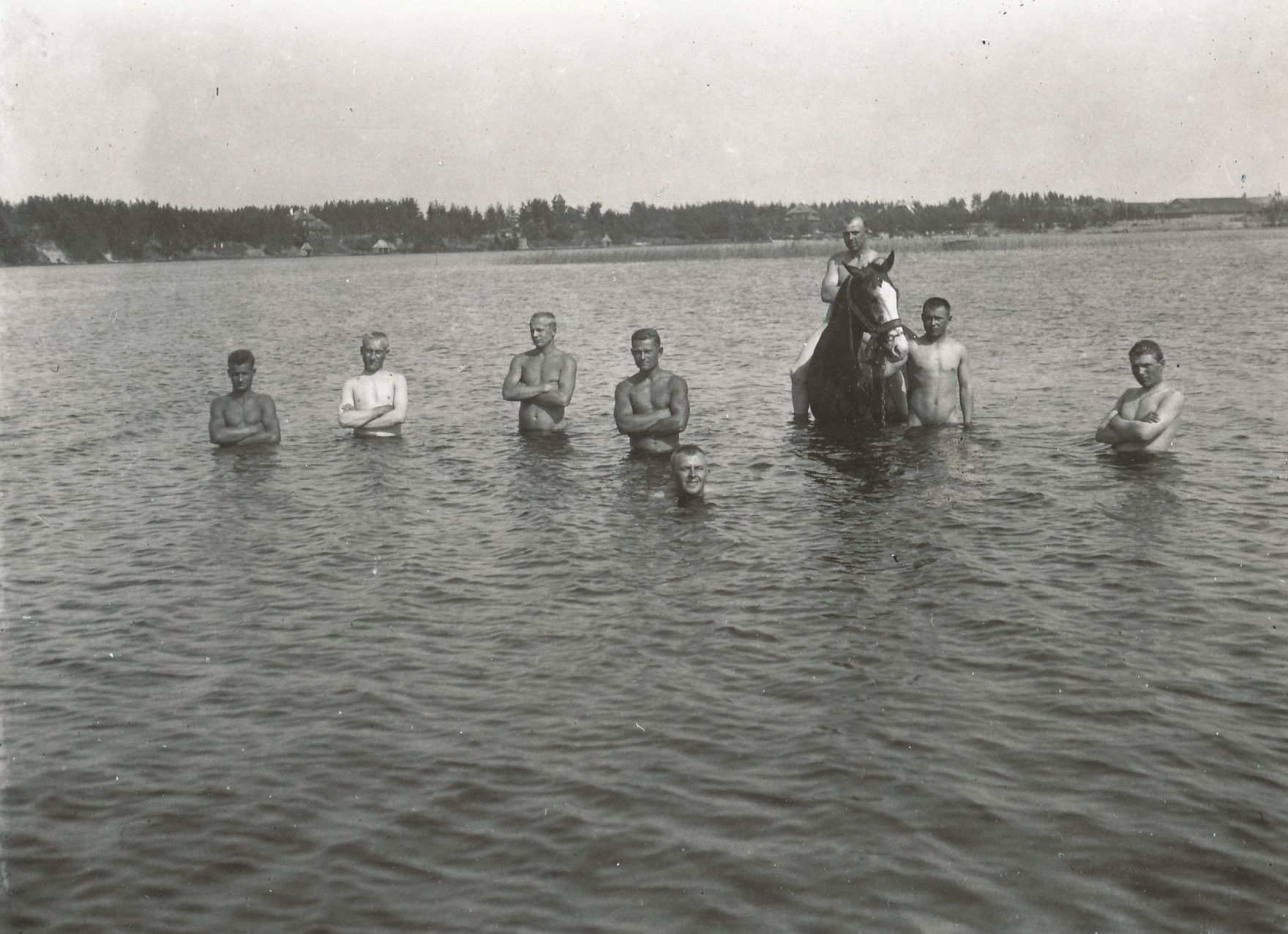 Foto. Värska sõjaväelaagri poisid Värska lahe vees 1930-tel aastatel.