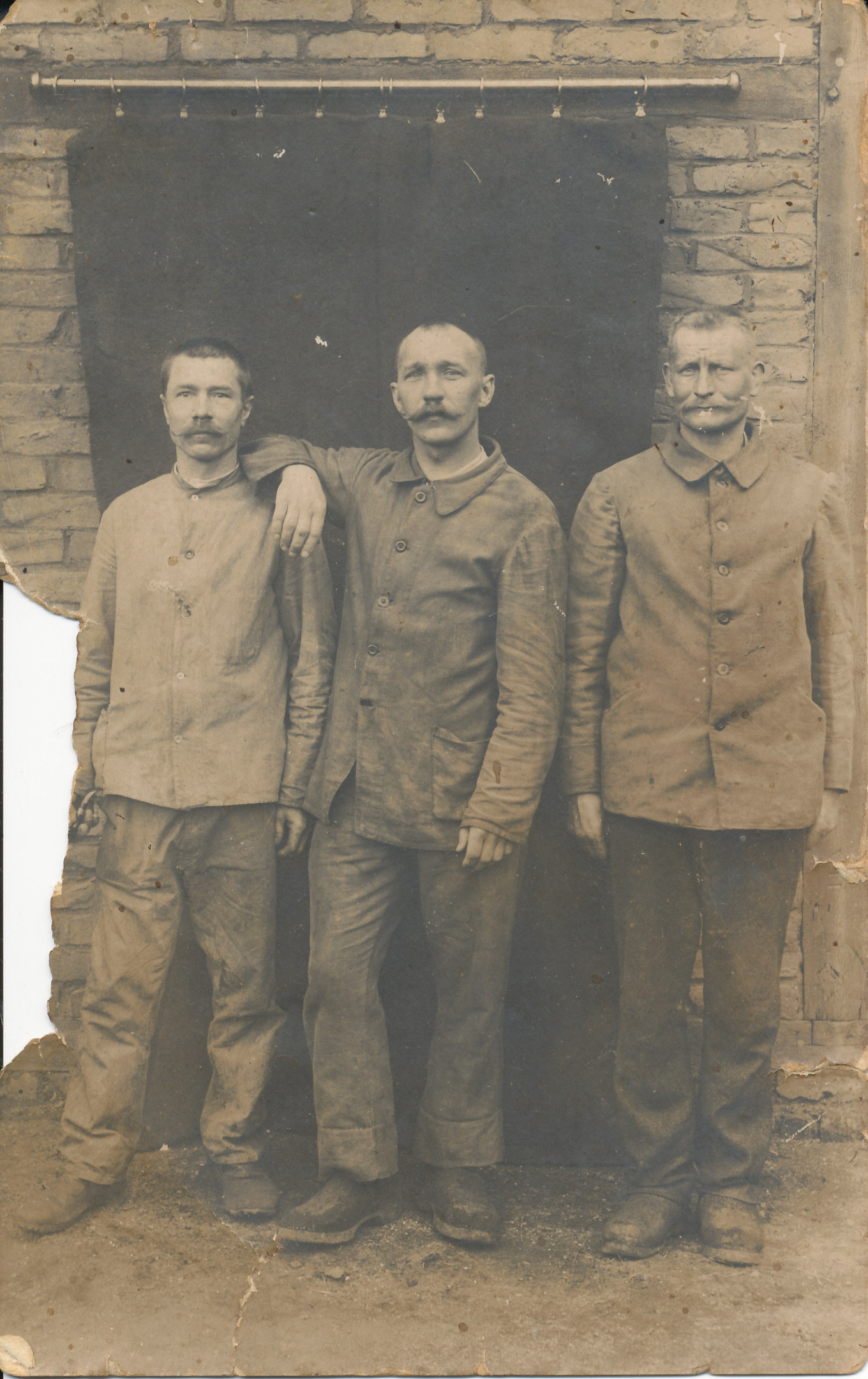 Foto.Vene sõjavangid Poolamaalt  I maailmasõja päevilt, paremalt esimene Peeter Luht Kanepist.