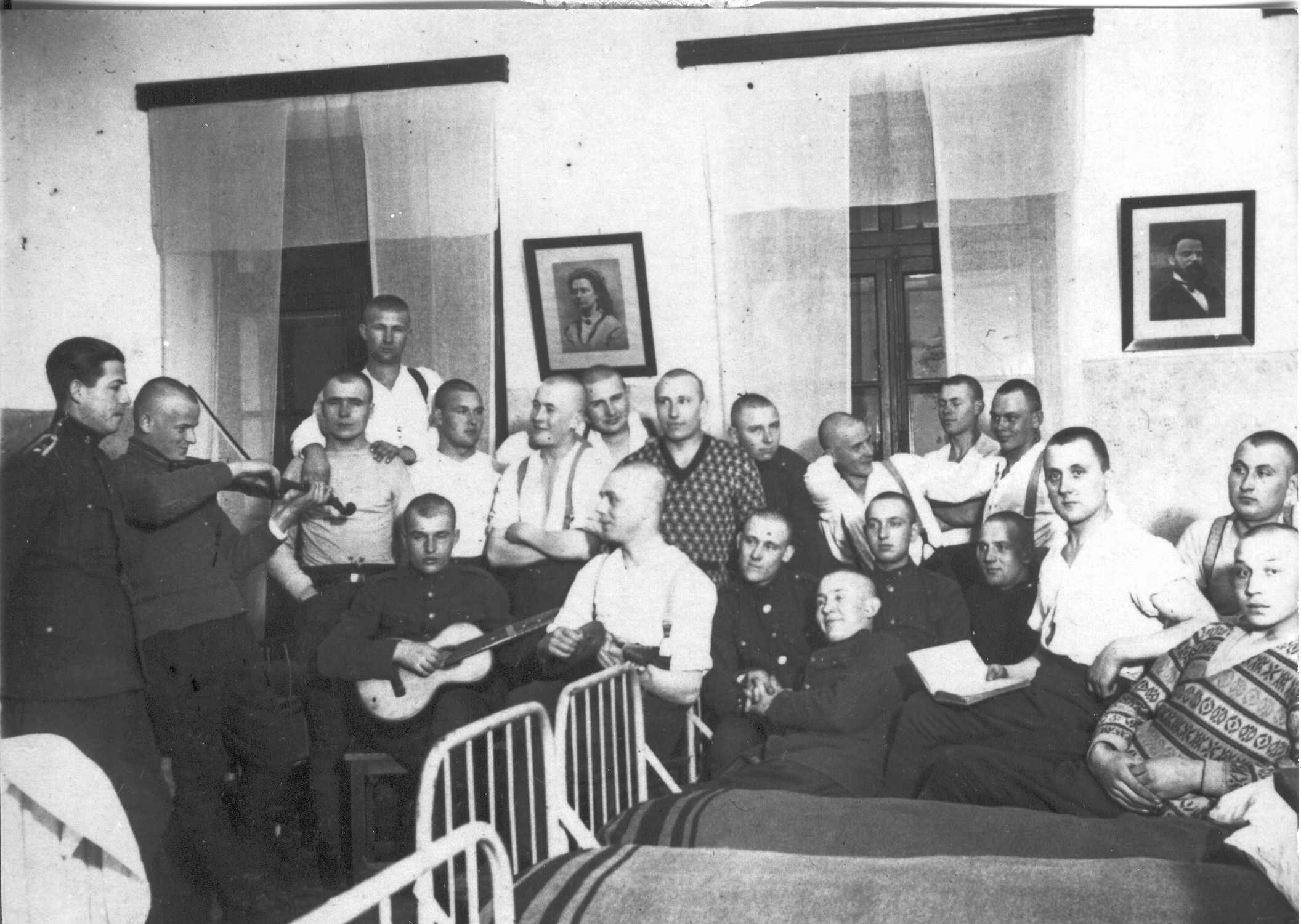 Foto.Piirivalvurid puhkusel oma toas 1931.a.