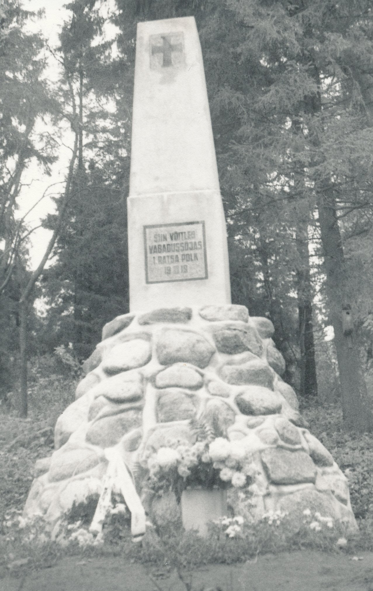 Foto. Monument Vabadussõjas võidelnud 1. Ratsapolgule Suure Munamäe jalamil 1989.a. oktoobris
