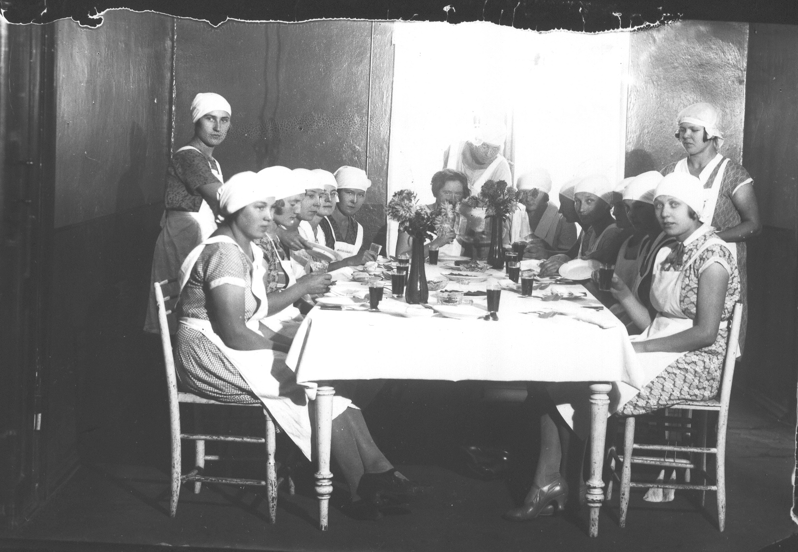 Foto.  Võruhõimu naiskutsekooli  kodumajandusosakonna  kursuslased koosviibimisel 1930-tel aastatel.