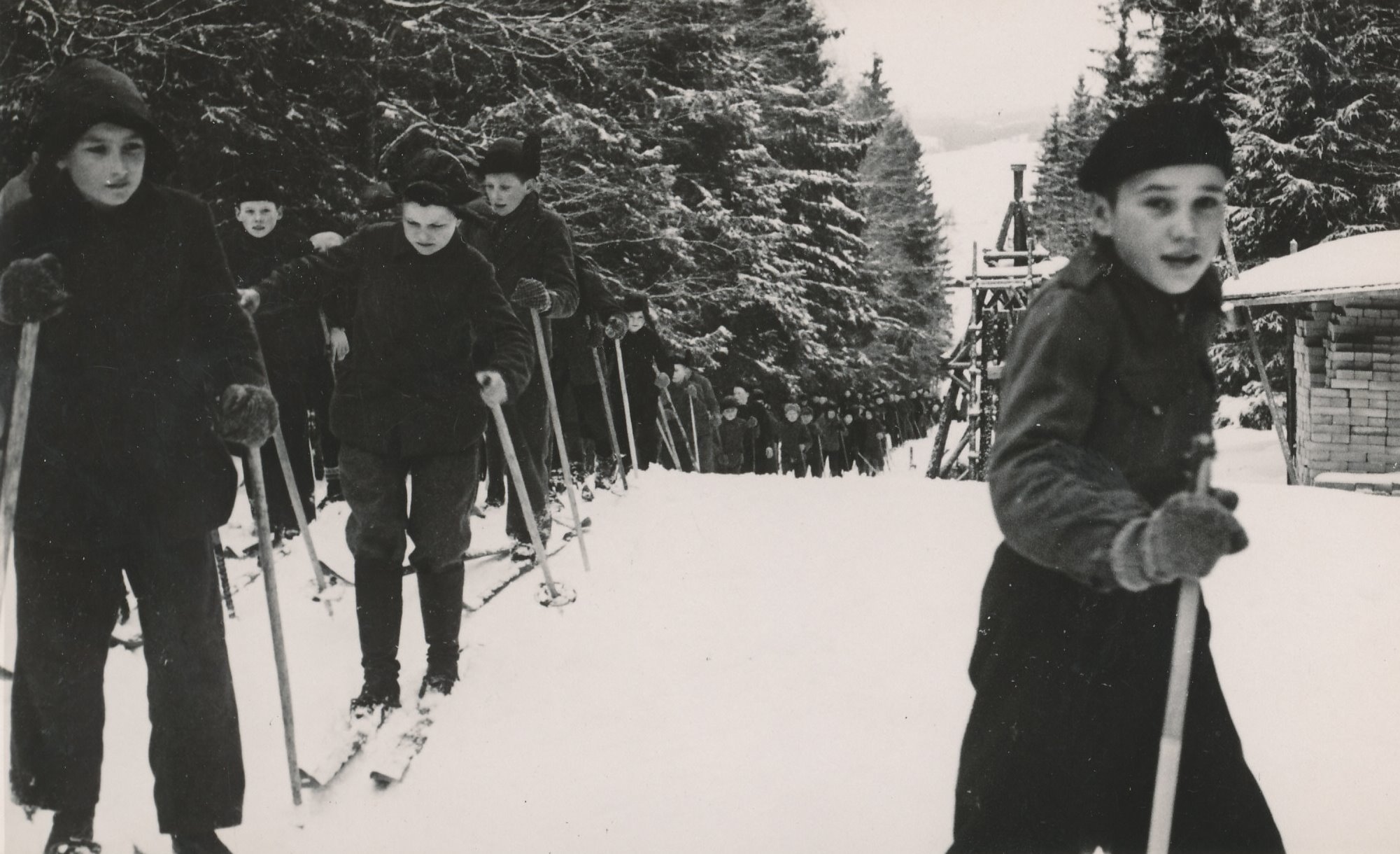 Foto. Jaanimäe algkooli õpilased suusamatkal Munamäel 1938.a.