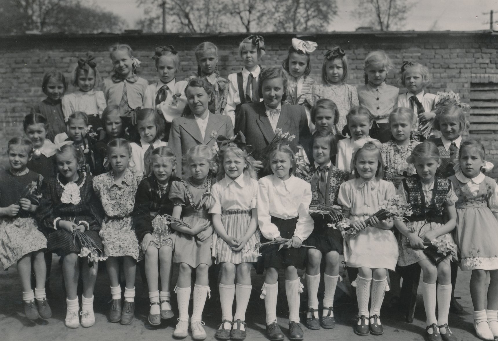 Foto. Õpetaja Hilda Raup oma õpilastega Tartus 1950.a.