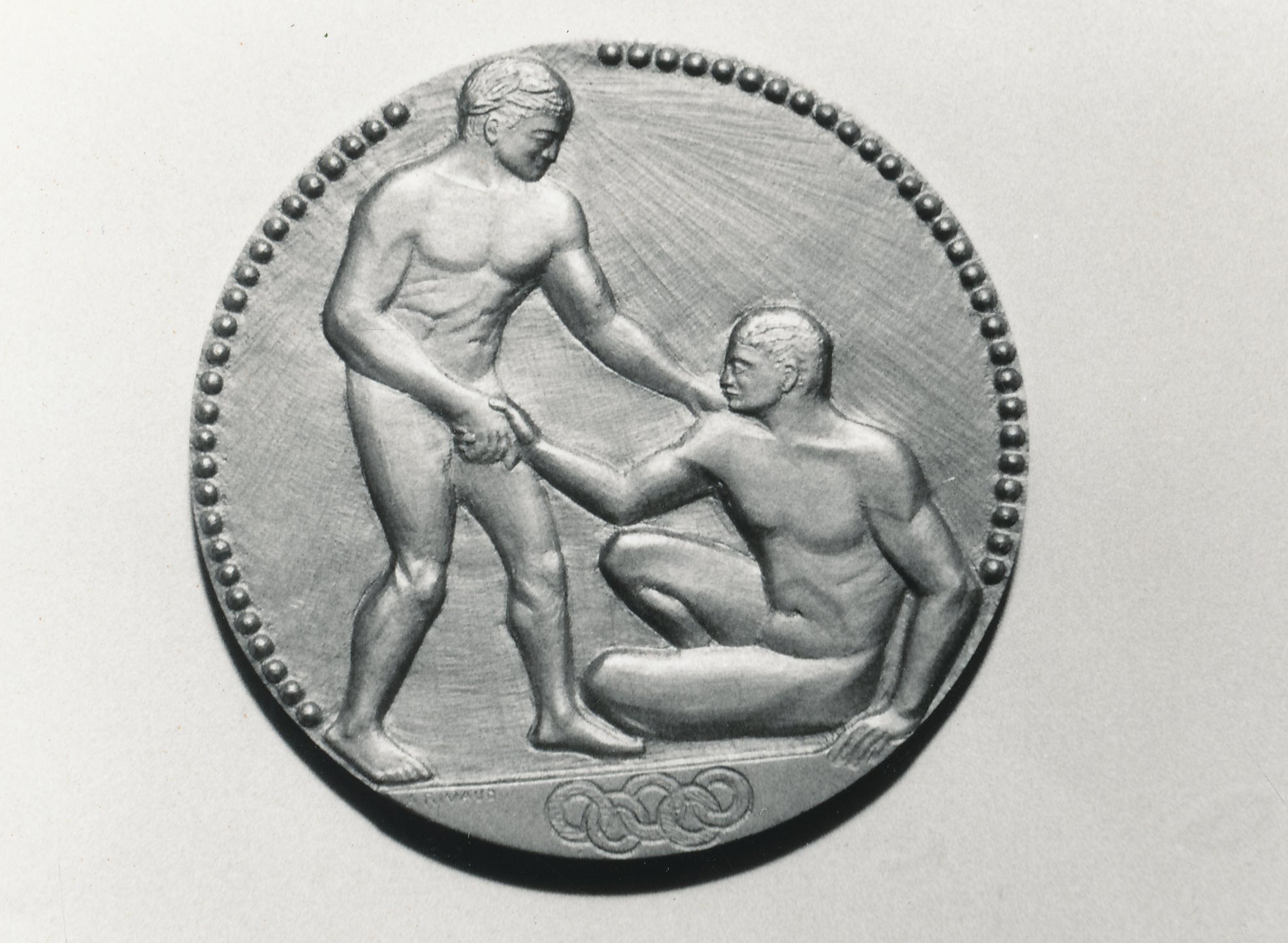 Foto. Eduard Pütsepa  kuldmedal, Pariisi olümpiamängudelt maadlemises, 1924.a.avers