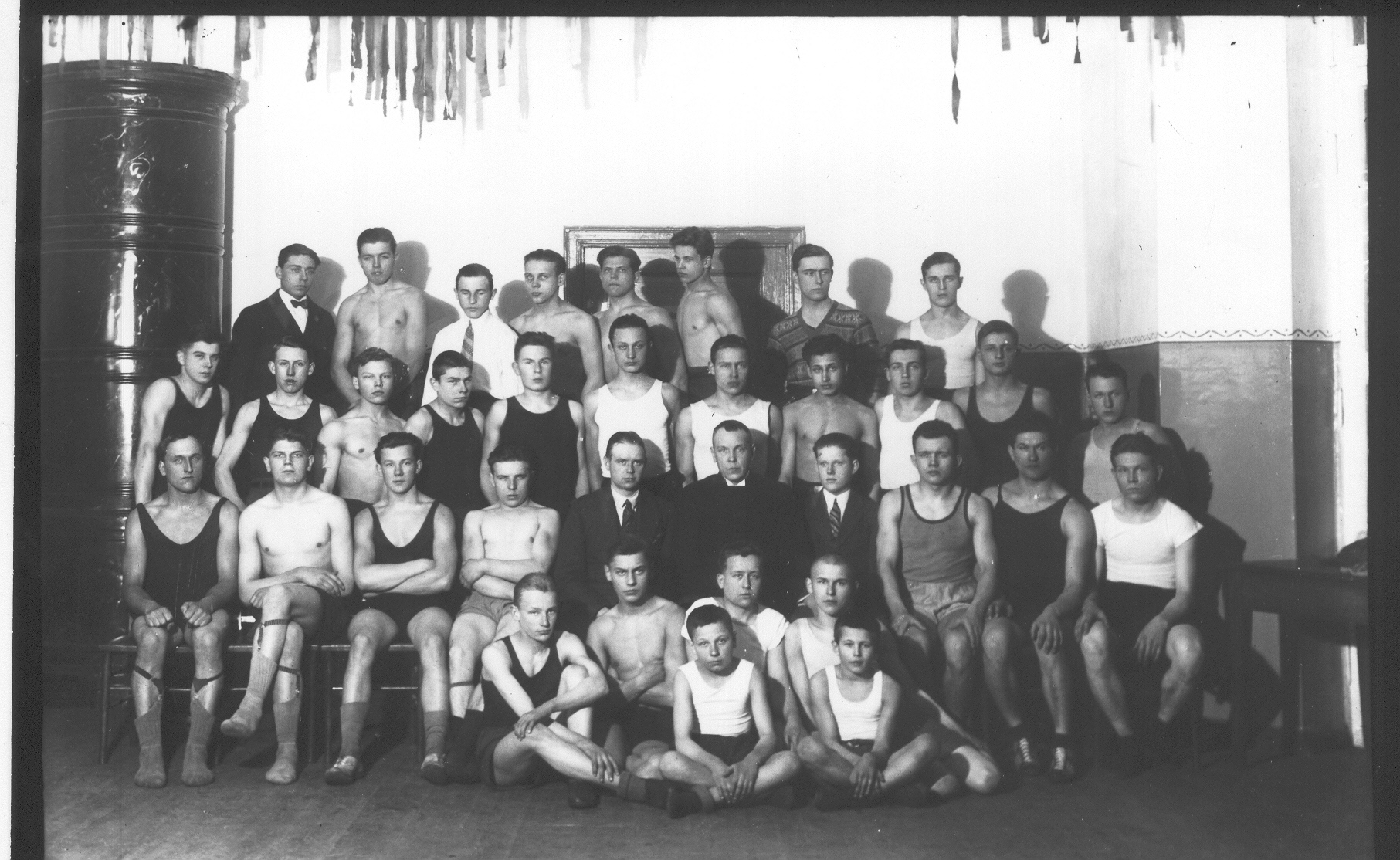 Foto. Grupp sportlasi Võru ühisgümnaasiumist 1930-te alguses.