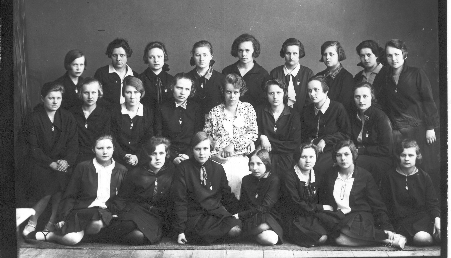 Foto. Võru Gümnaasiumi abituriente 1920.aastate lõpust