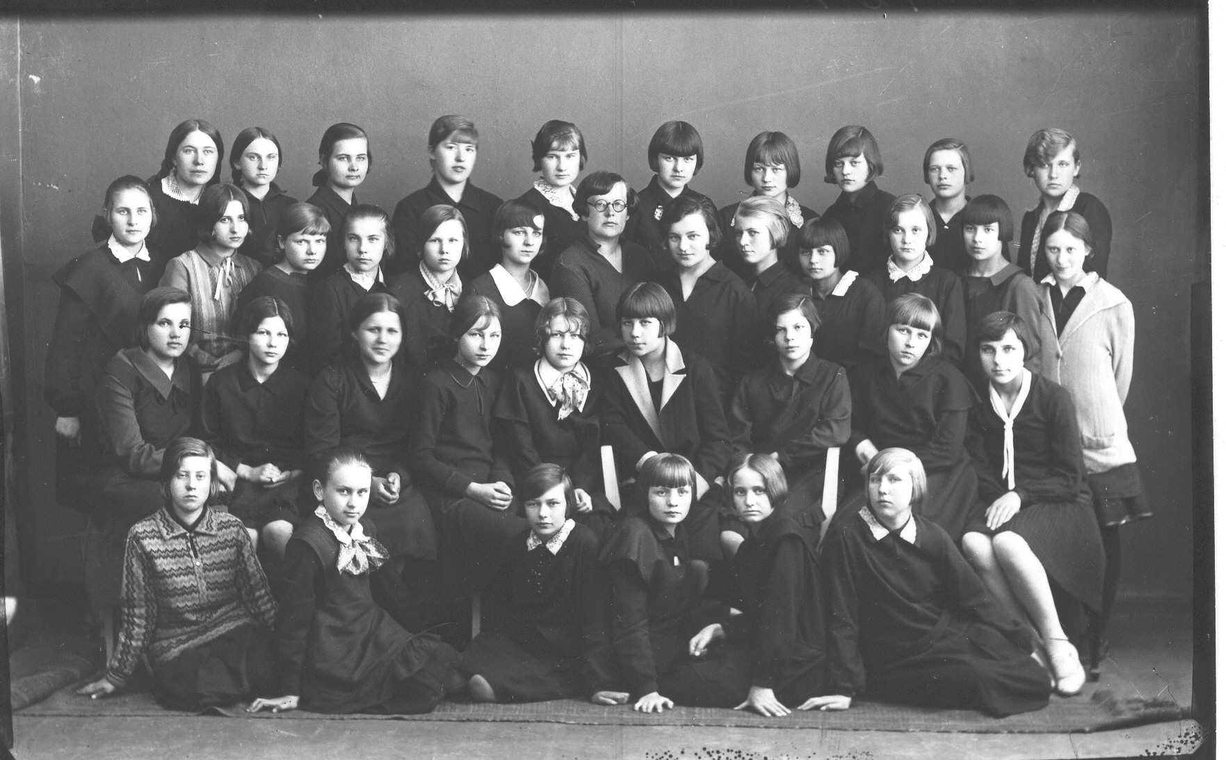 Foto. Võru Ühisgümnaasiumi tüdrukud 1934/35.a.