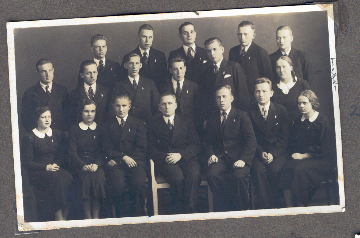 Fotoalbum Võru Ühisgümnaasiumi õpilastest. 1937.a. reaalharu lõpetajad.