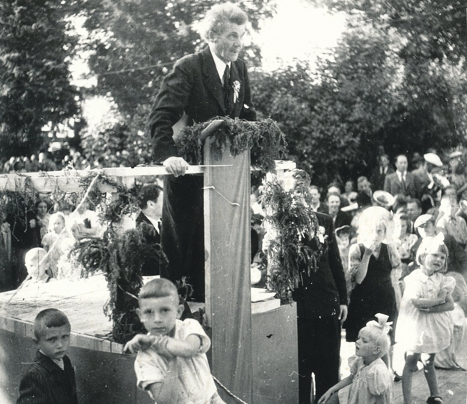 Foto. Võru esimene maakondlik laulupäev pärast II maailmasõda 23.juunil 1946.a. Kandle aias. Kõneleb laulupeo üldjuht Juhan Simm