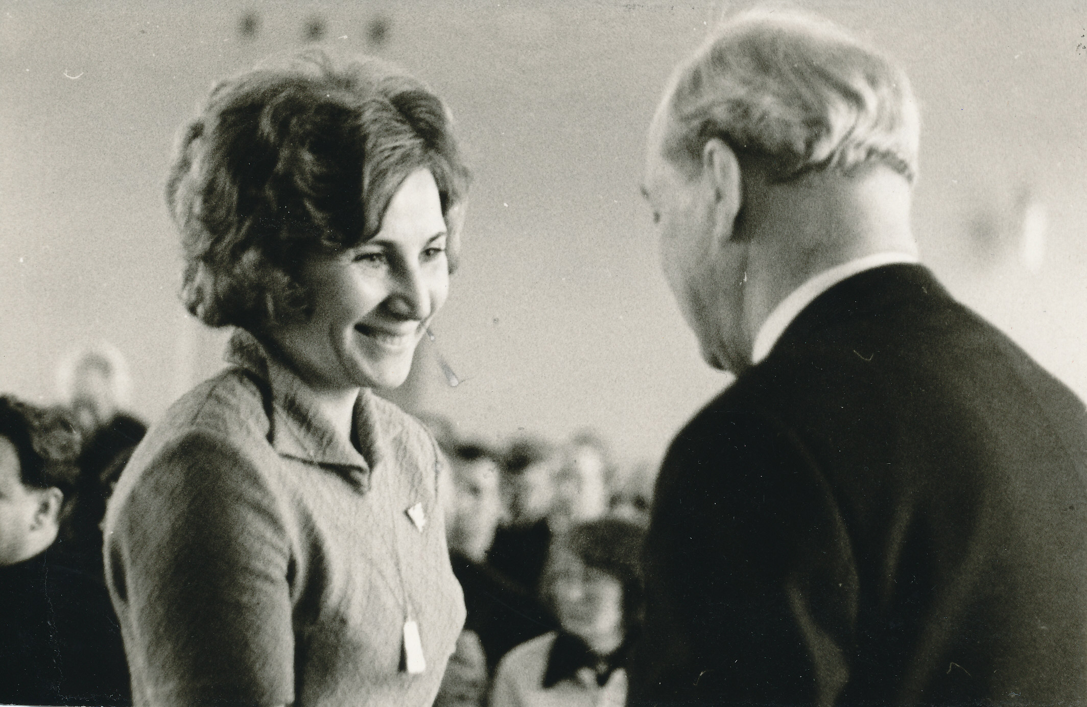Foto. ENSV MN esimehe asetäitja G. Nellis annab ELKNÜ Võru RK I sekretär M. Leoskile ordeni "Austuse märk" 1973.a.