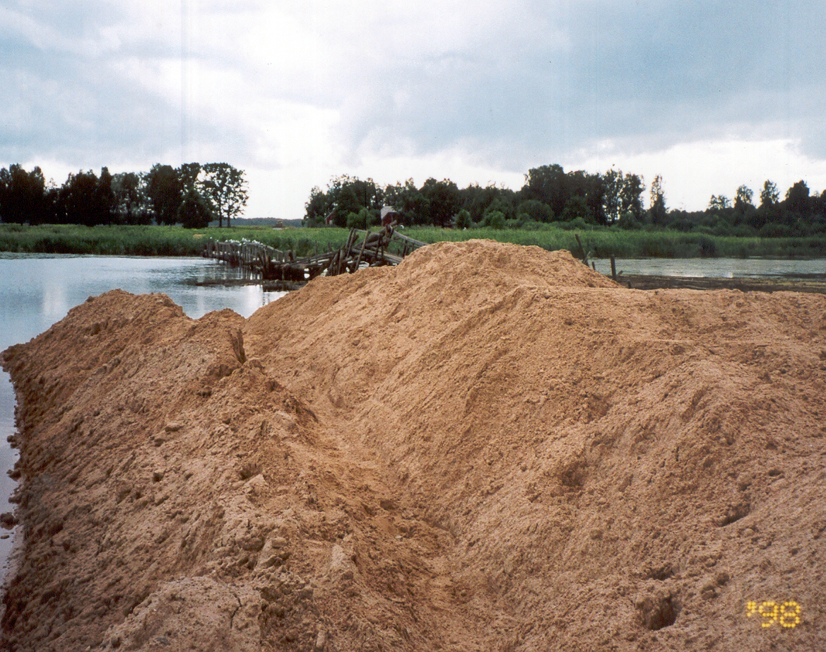Foto. Roosisaare rippsilla pealesõidutee muldkeha ehitus 30.juunil 1998.