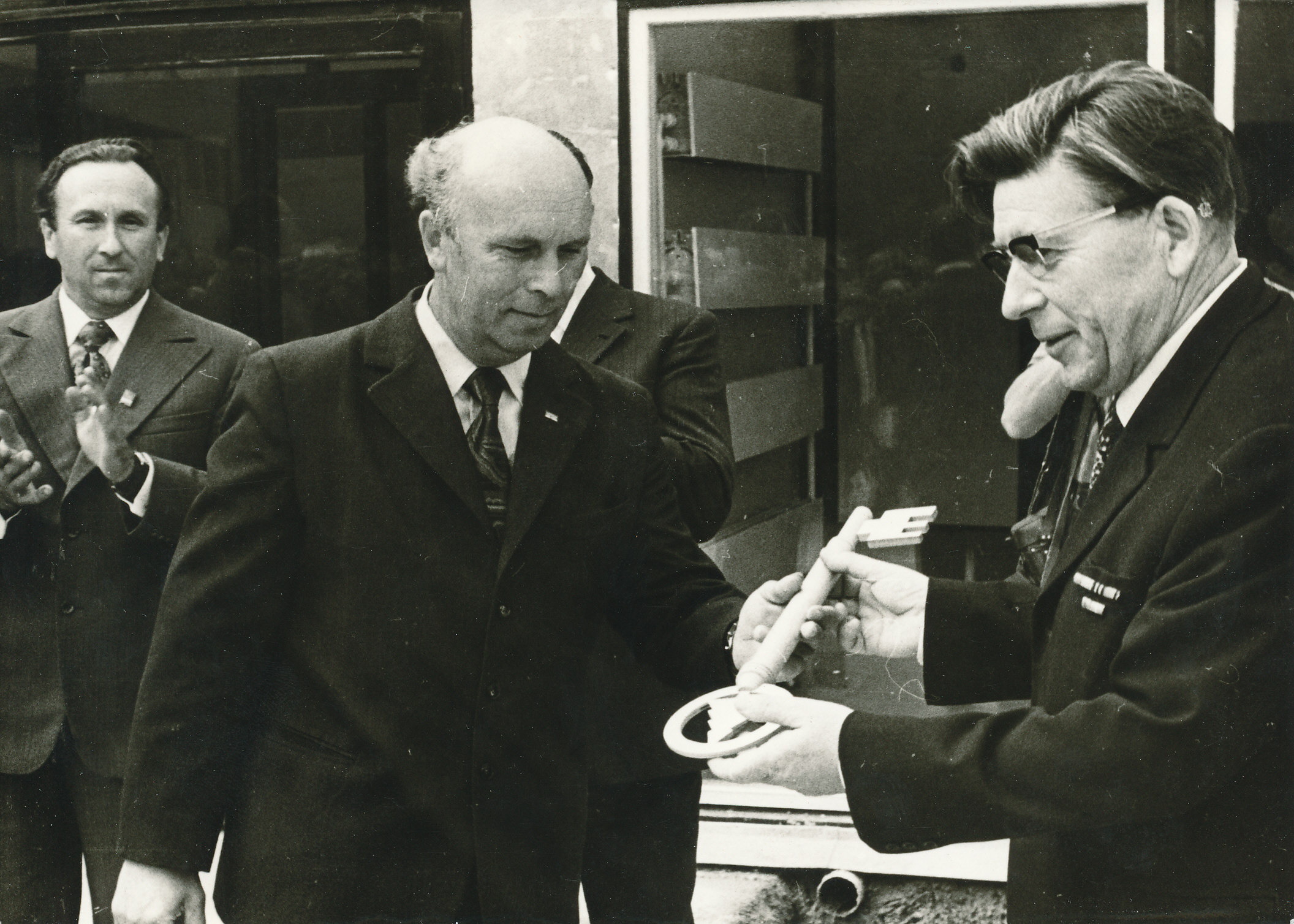 Foto. Vastseliina Keskkooli uue hoone  avamine 1.septembril 1975.a. Võtme üleandmine Jüri Naaritsale Neeme Haugi poolt.