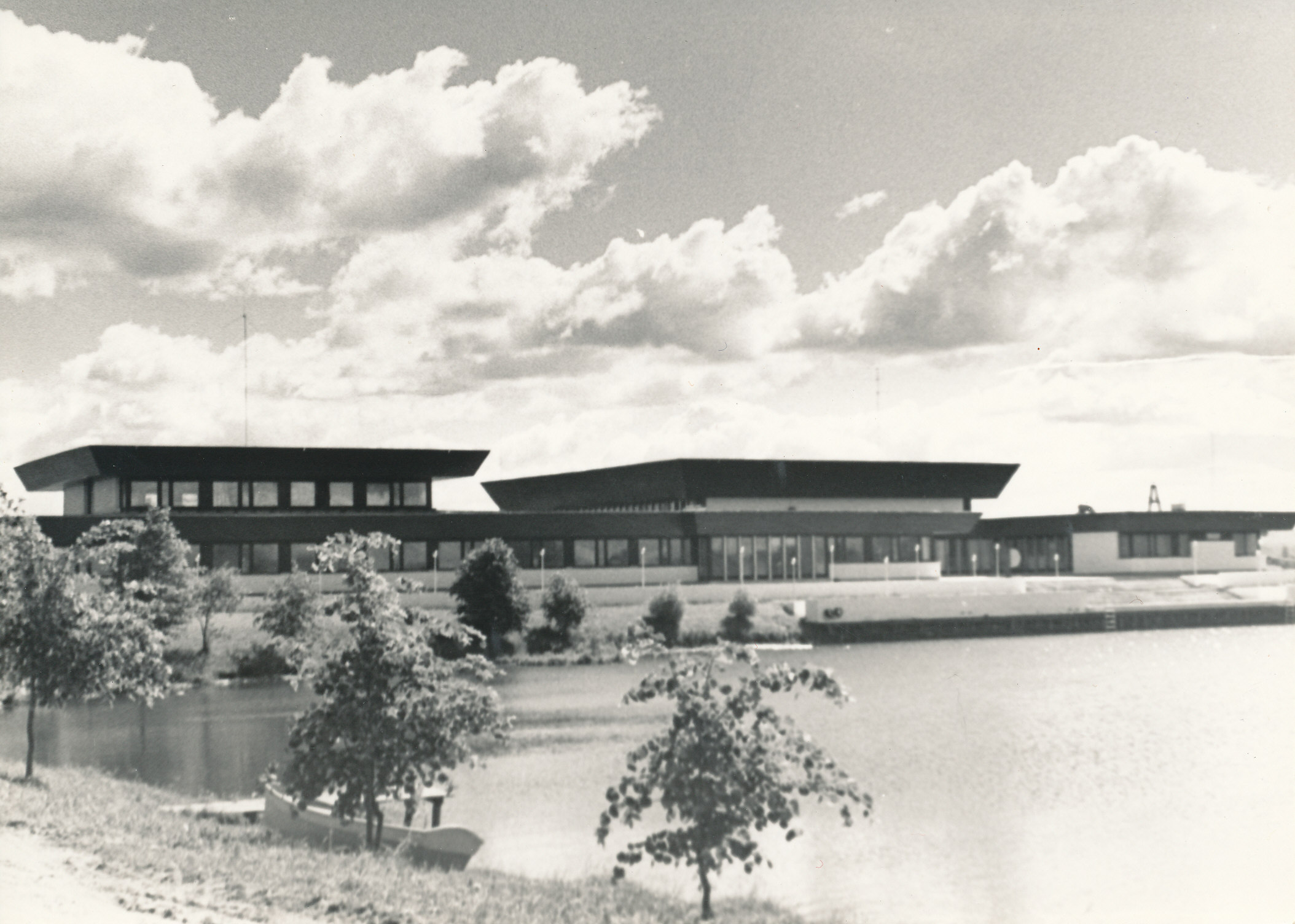 Foto. Vaade Võru rajooni "Linda"  kolhoosi kontori- ja klubihoonele 1975-78.a.