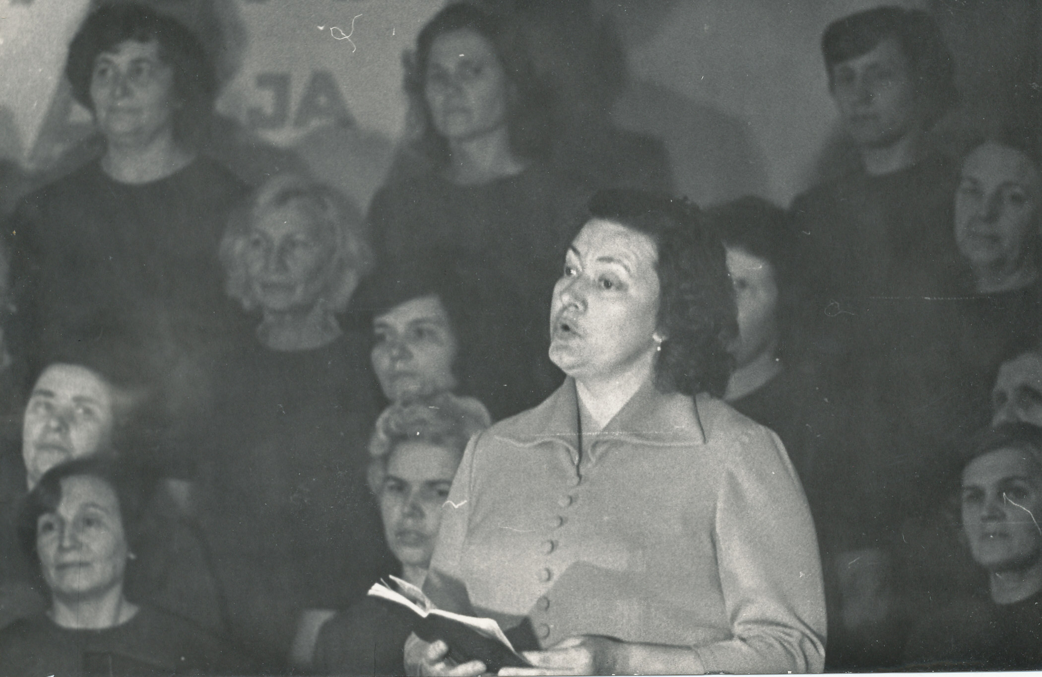 Foto.  Debora Vaarandi 60. sünnipäeval Võru esineb vokaalsolist Siiri Siska 12.novembril 1976.a.