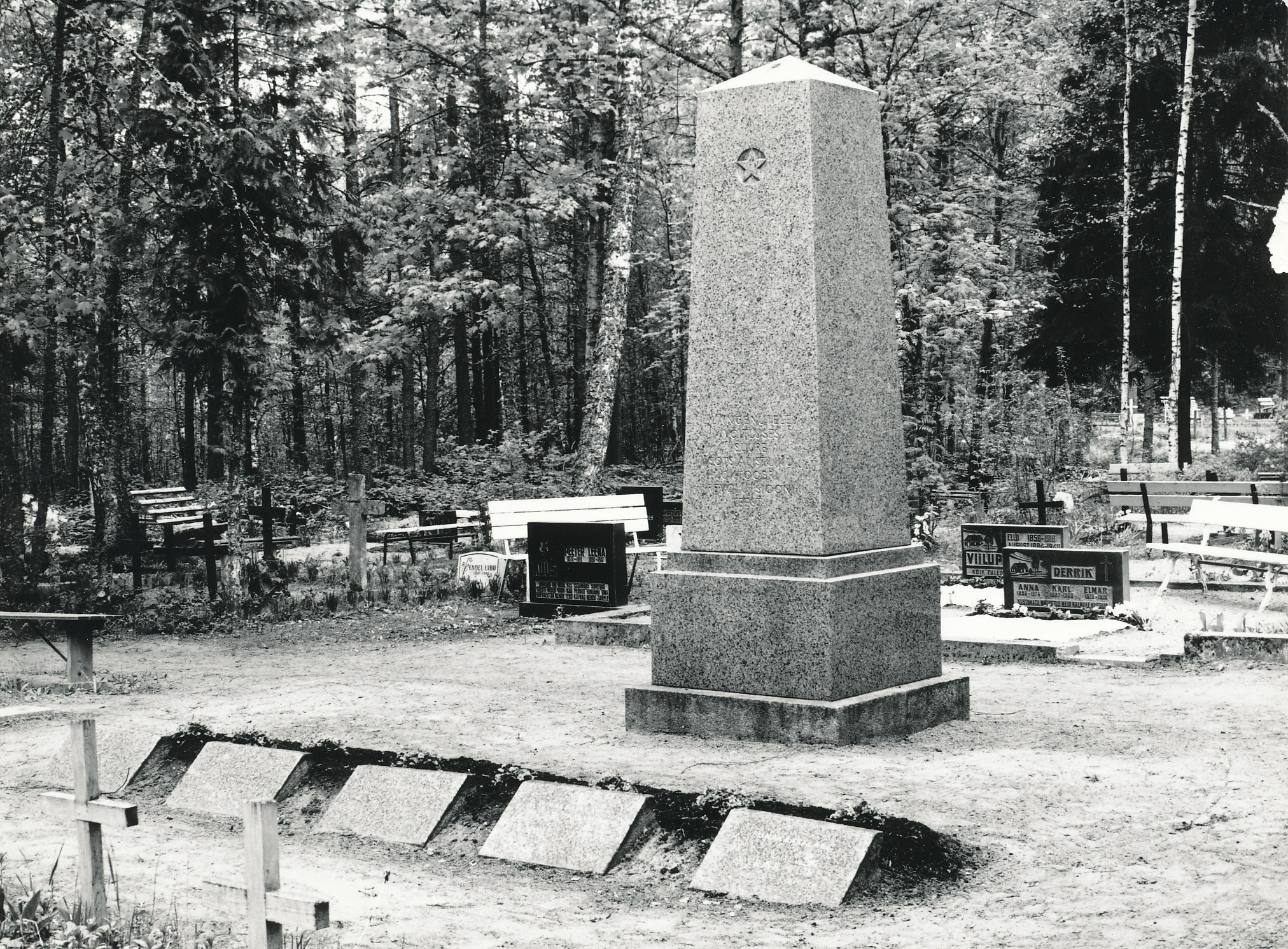 Foto. Leegen, Friedrichi; Leegen, Oskari; Kalmus, Kristjani ja Seeder, Arnoldi kalmud Rõuge Jaani - Peebu kalmistul ( mais 1977.a.)