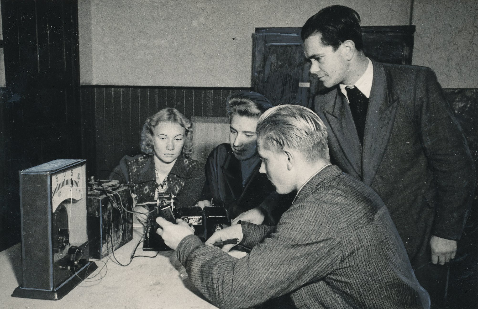 Foto. Vastseliina Keskkooli 10.klassi õpilased õpetaja H. Tindi juhtimisel tutvumas akulaadimissüsteemigdetsembria 1954.a.