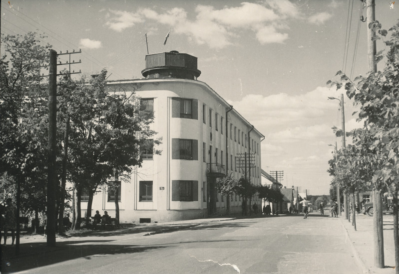 Foto. Võru linn. Vaade Lenini tänavale Gorki ja Koidula tänava vahemikus 1965.a. ( esiplaanil Võru Rajooni RSN TK hoone /endine maavalitsus/