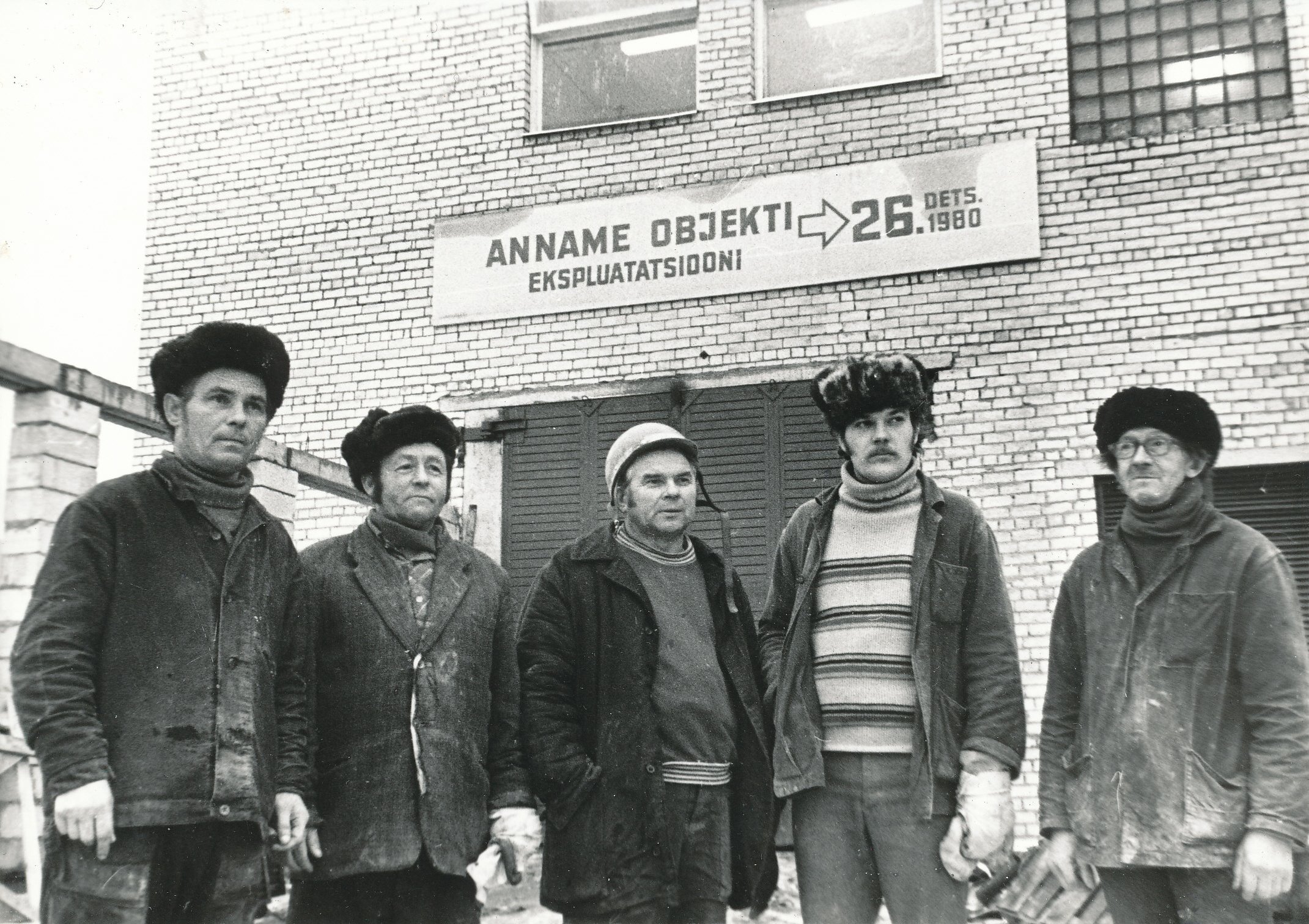 Foto. Võru Piimatoodete Kombinaadi rekonstrueerijad, ehitajad detsembris 1980.a.