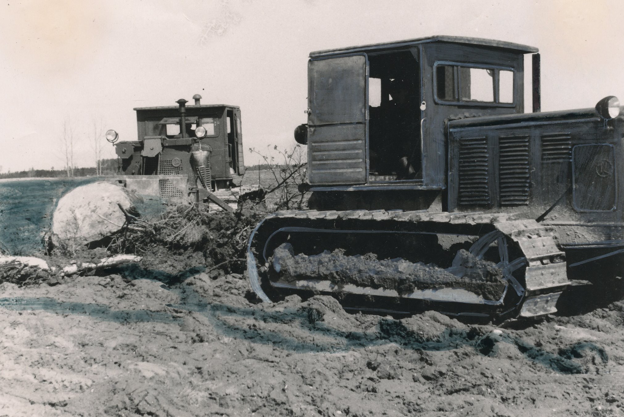Foto.  Räpina MTJ maaparandustraktoristid koristavad "Uue Ilma" kolhoosi põllul kive ja puid 1956.a.juunis.