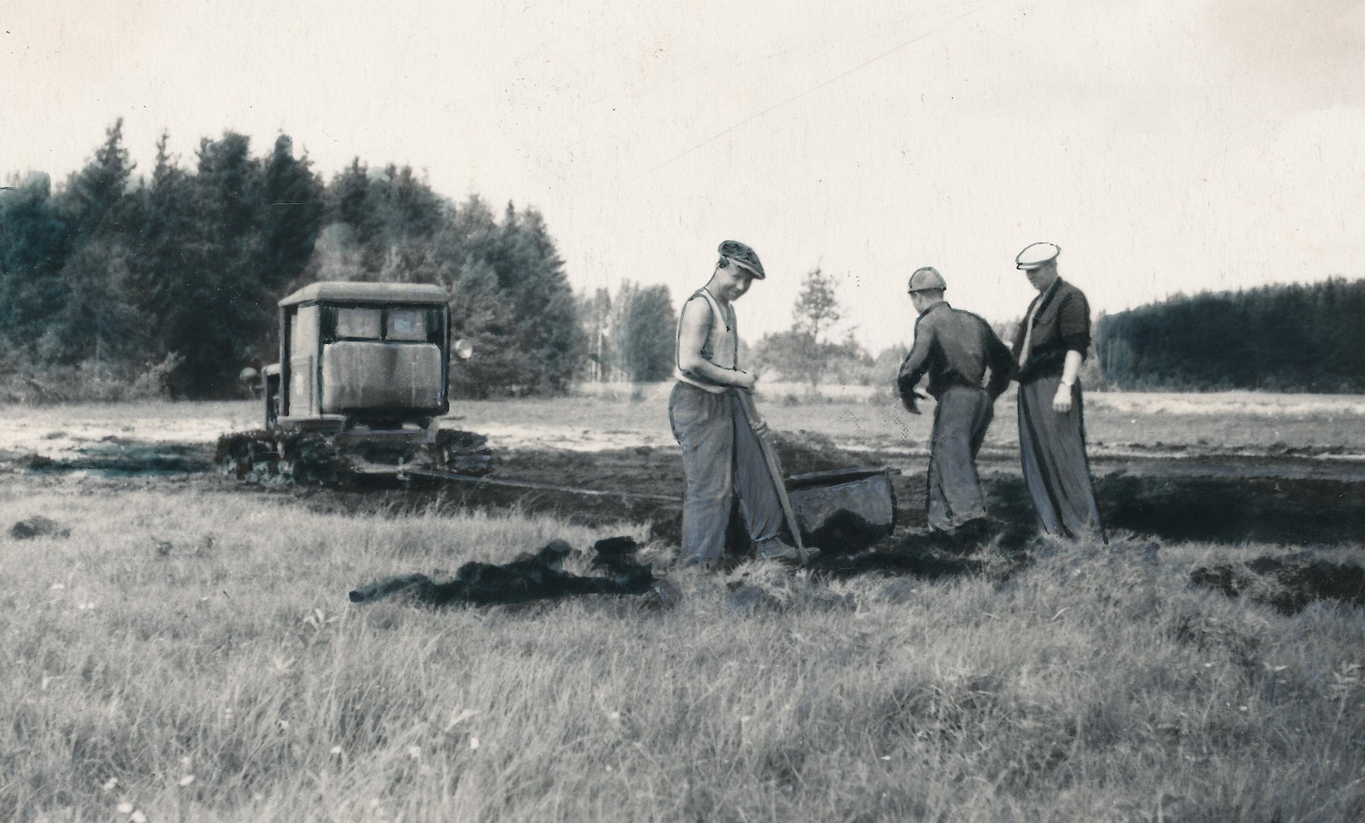 Foto. Kalinini nim. kolhoosi teenindav traktoribrigaad on suunanud  raskemad traktorid kultuurrohumaade rajamisele 1956.a. juulis.