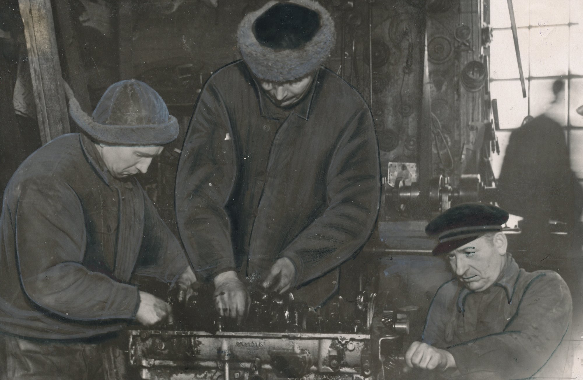Foto. Räpina MTJ mehhanisaator Paul Zernant  Laane kolhoosile kuuluvat automootorit lahti monteerimas 1956.a. detsembris.