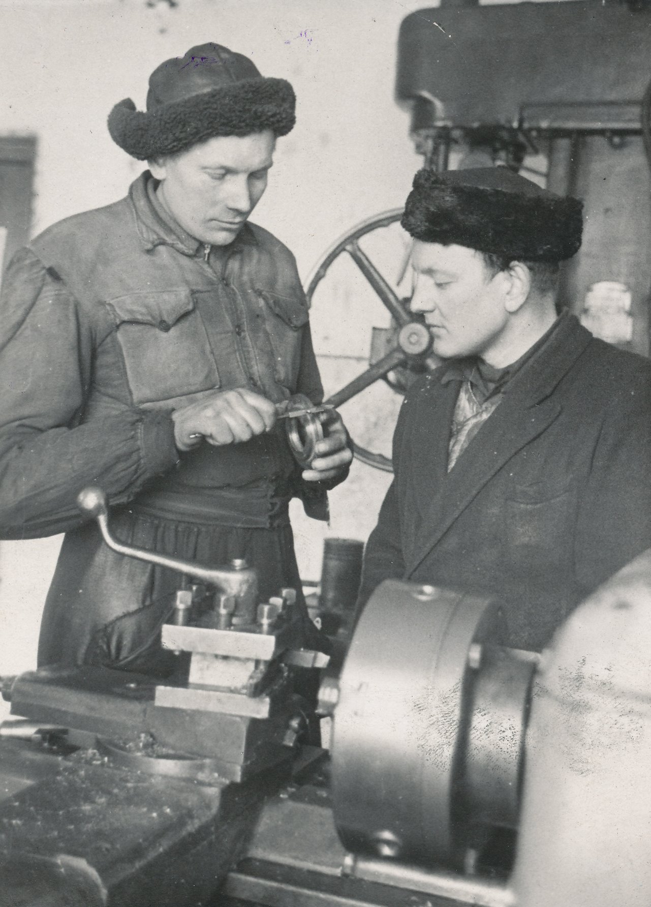 Foto.Räpina MTJ töökoja juhataja E. Lindvere kontrollimas treial T. Reihani tööd 1953.a. veebruaris.