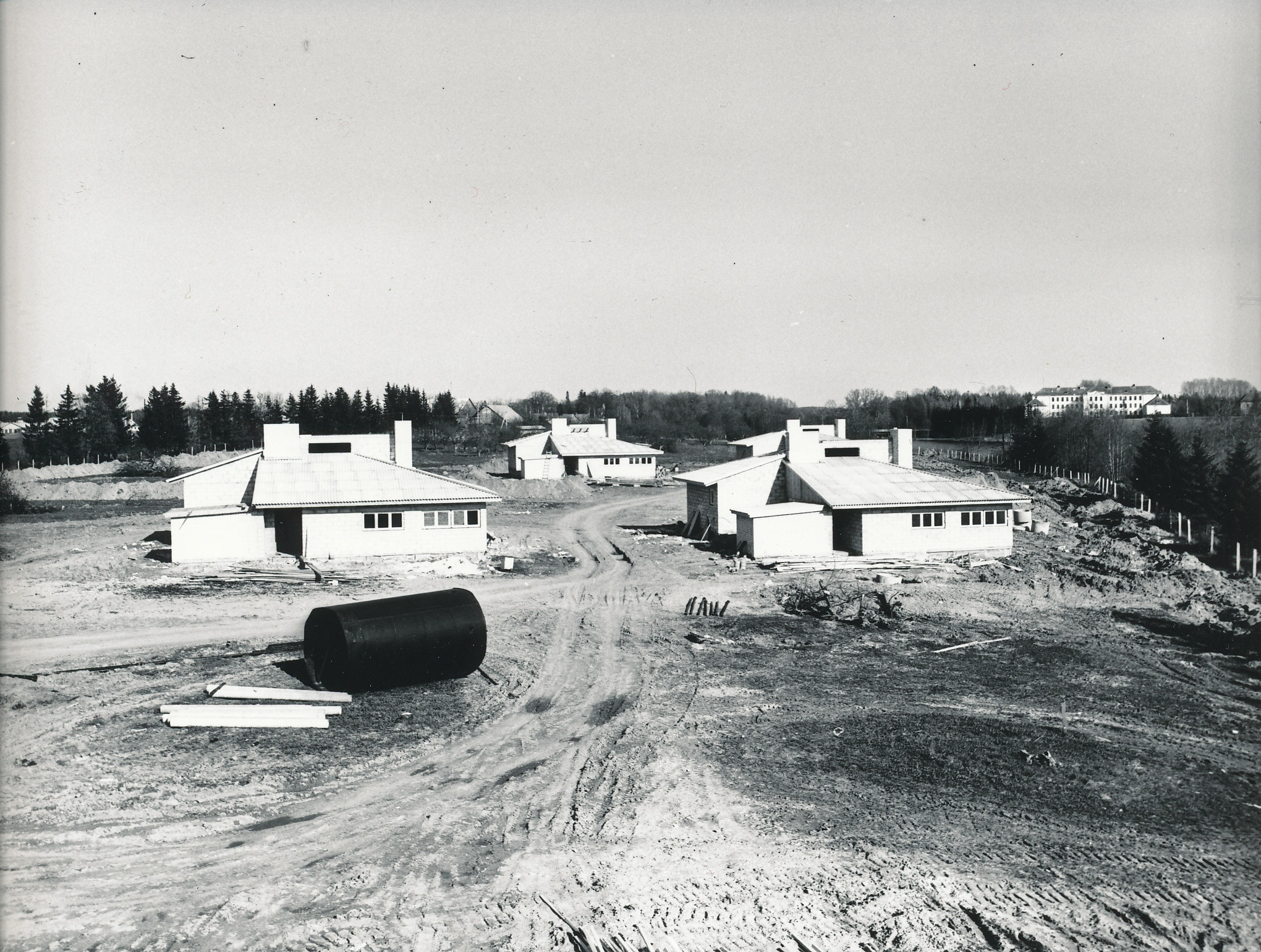 Foto. Väimela Näidissovhoostehnikumi perekonna elamud Lapi teel Võru KEKi poolt 1981-1982.a.(Foto maist 1981.a.)