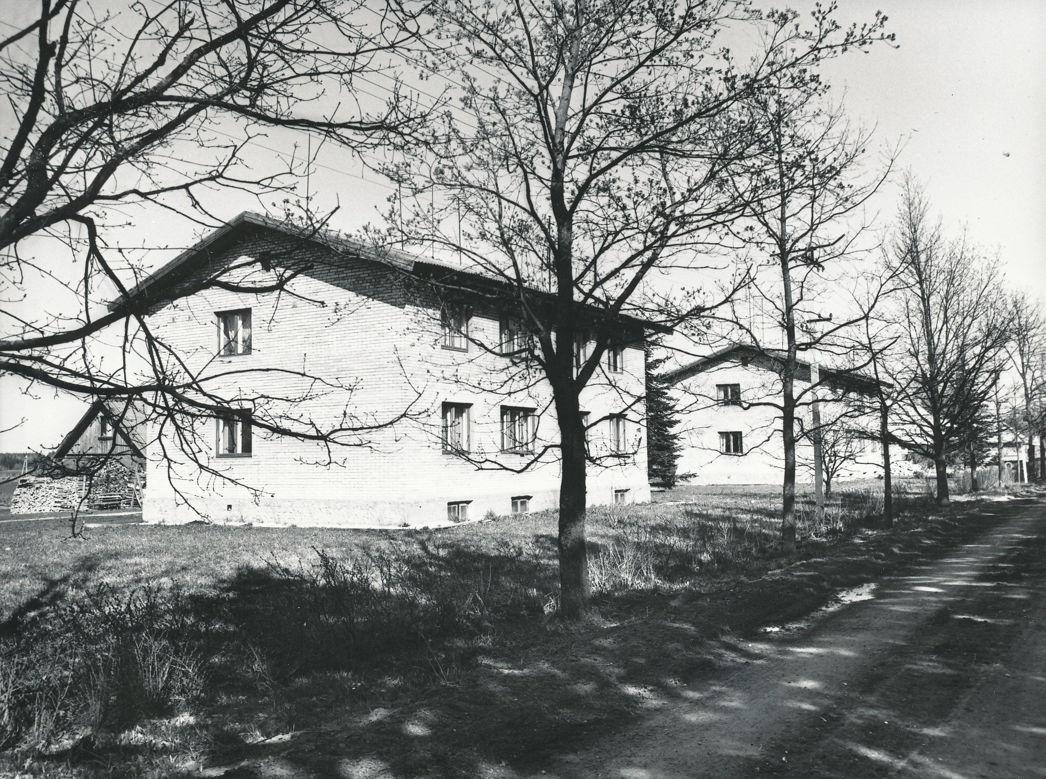 Foto. Väimela Näidissovhoostehnikumi elamud Lapi t. 2 ja 4.( ehitanud Võru MEK 1961.a.) mais 1981.a.