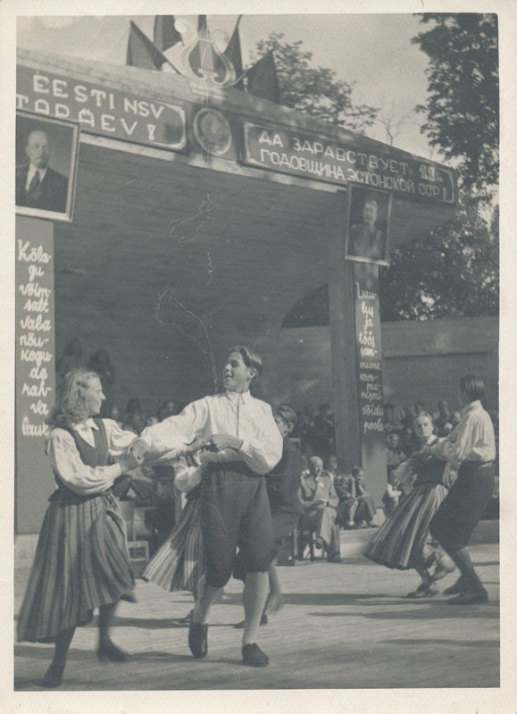 Foto. Rahvatantsijad  Vastseliina rajooni laulupeol 1951.a..