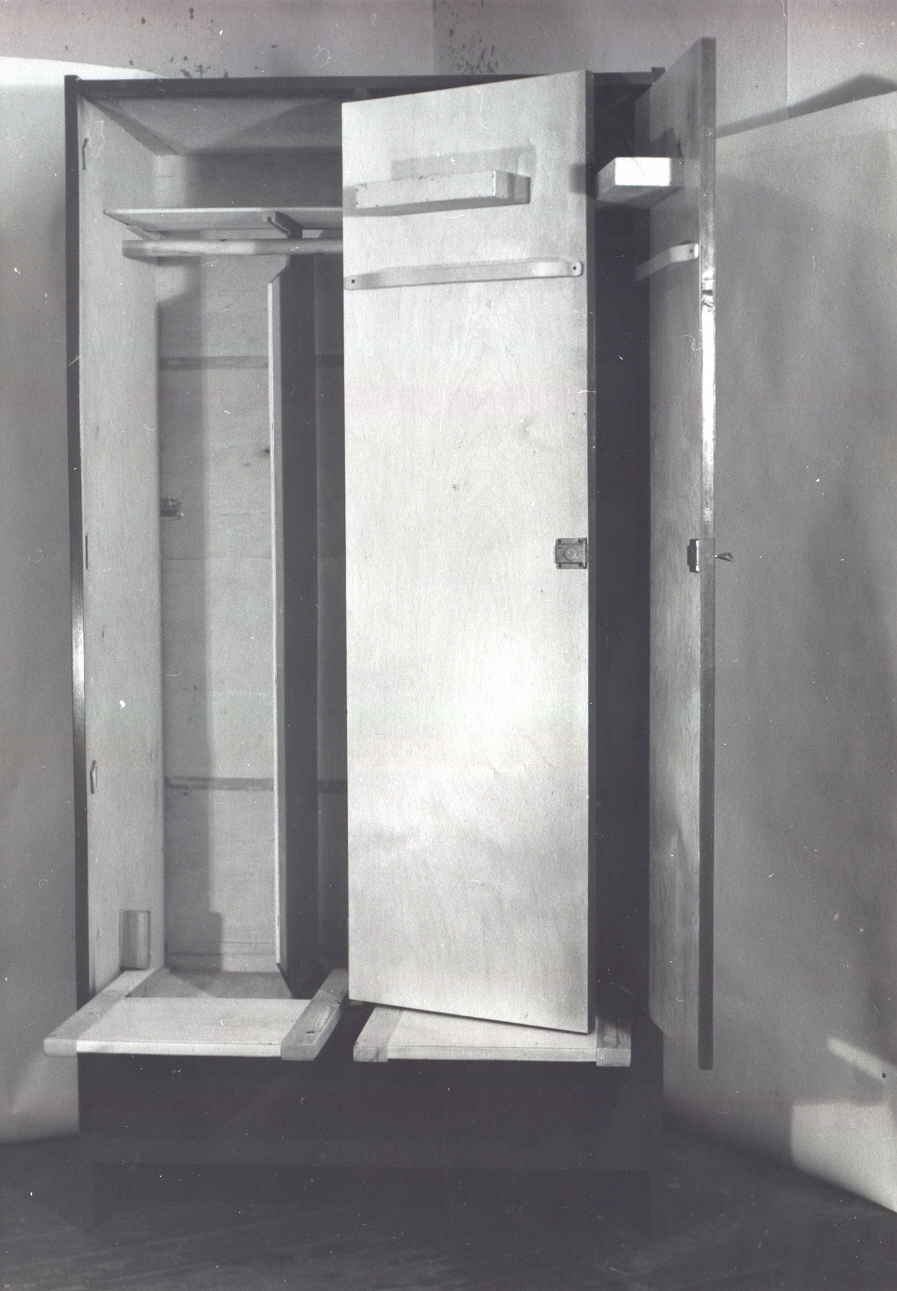 Foto. Võru Metsakombinaadi mööblitsehh. Riidekapp,kahe uksega, all kast.