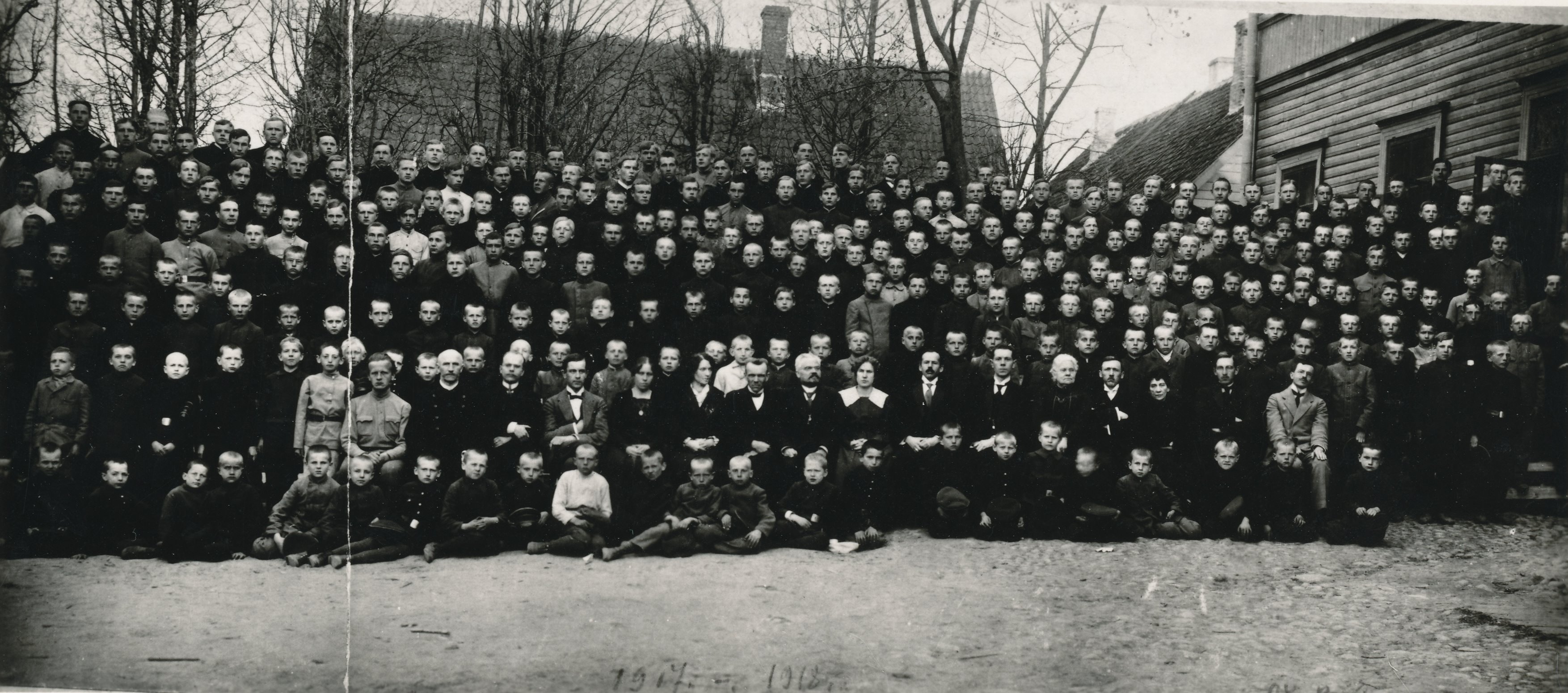 Foto. Võru Poeglaste Eragümnaasiumi õpilased ja õpetajad 1917/1918.õ.a. ( Võru Era-Meesgümnaasium)