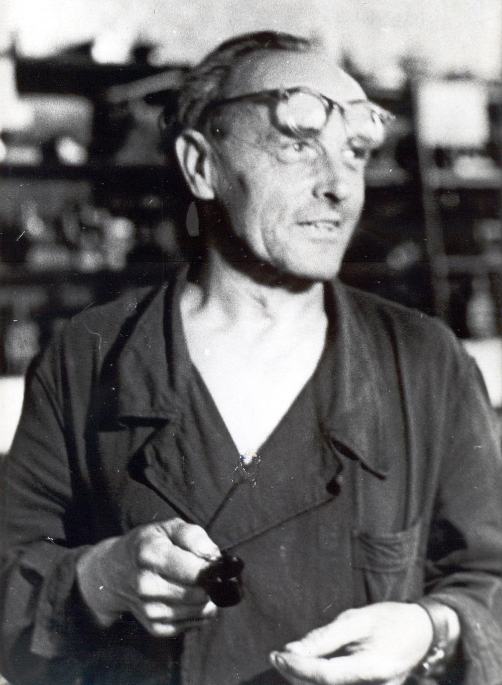 Foto. Võru Gaasianalüsaatorite Tehas. Ed. Keskrand, aparaatide häälestaja.