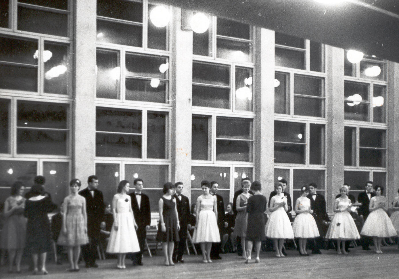 Foto. Tartu ja Võru peotantsuringide vahelised esivõistlused Võru Kandle kontsertsaalis 2.veebruaril 1965.a. Võistlejad.