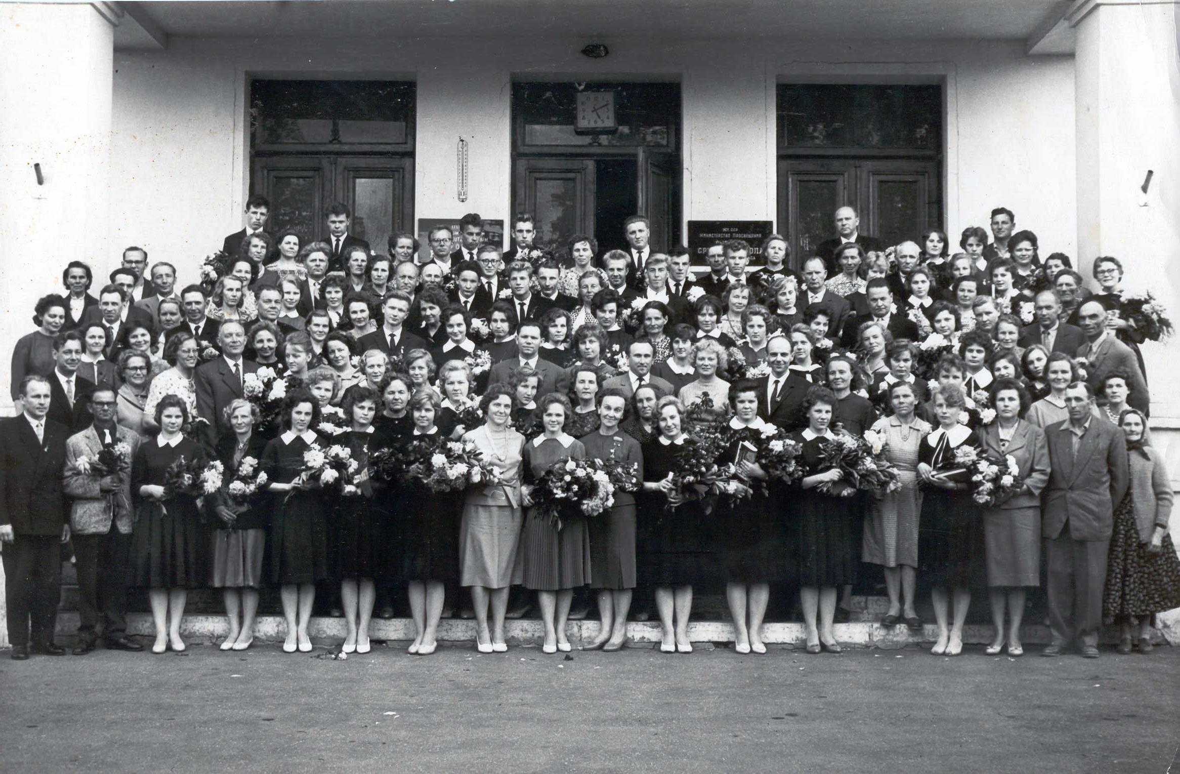 Foto. Võru Fr. R. Kreutzwaldi nim. Võru I Keskkooli lõpupidu 1964.a. Grupifoto.Hillar Uusi foto